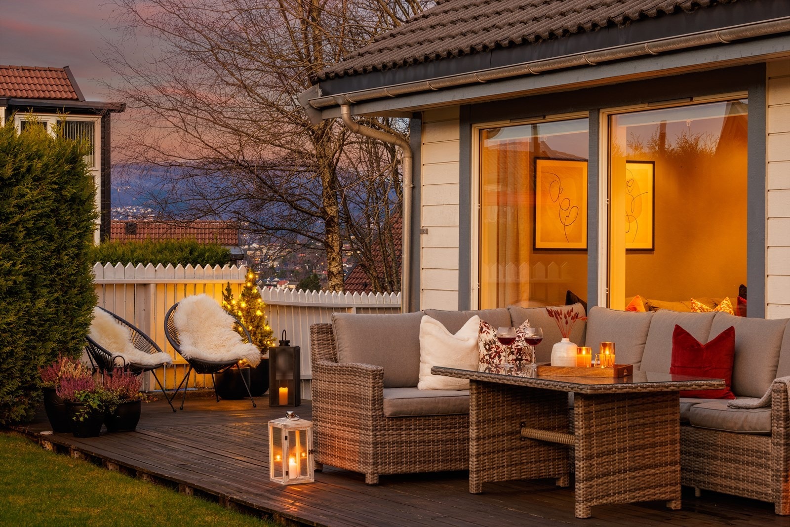 Det gjøres oppmerksom at bildene i annonse og salgsoppgave ble tatt i desember 2022. Det er bl.a. fjernet noen trær på sameiets fellesareal etter at bildene ble tatt. Galleribilde