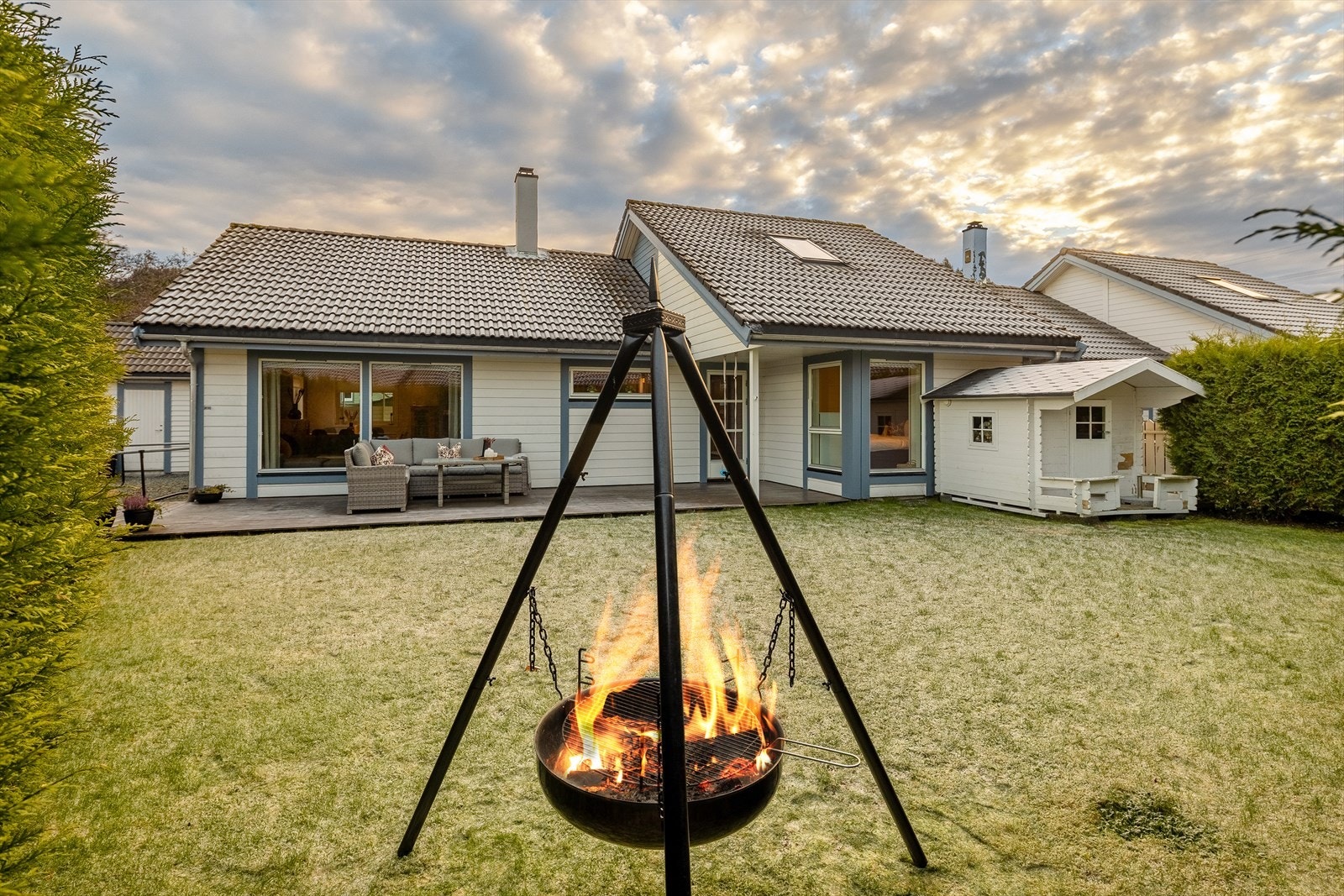 Eiendommen har gode solforhold på sommeren med sin vestvendte beliggenhet. Galleribilde