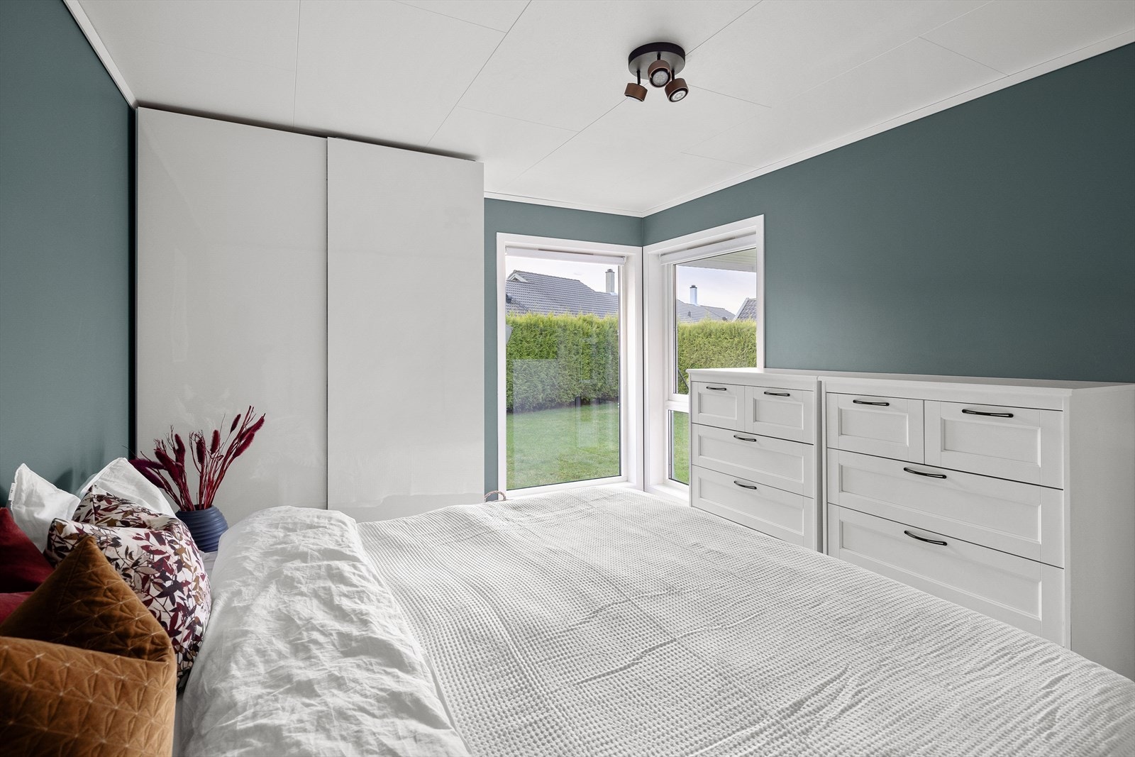 Her er det plass til dobbeltseng, kommode og det er rikelig med garderobeskap. Galleribilde