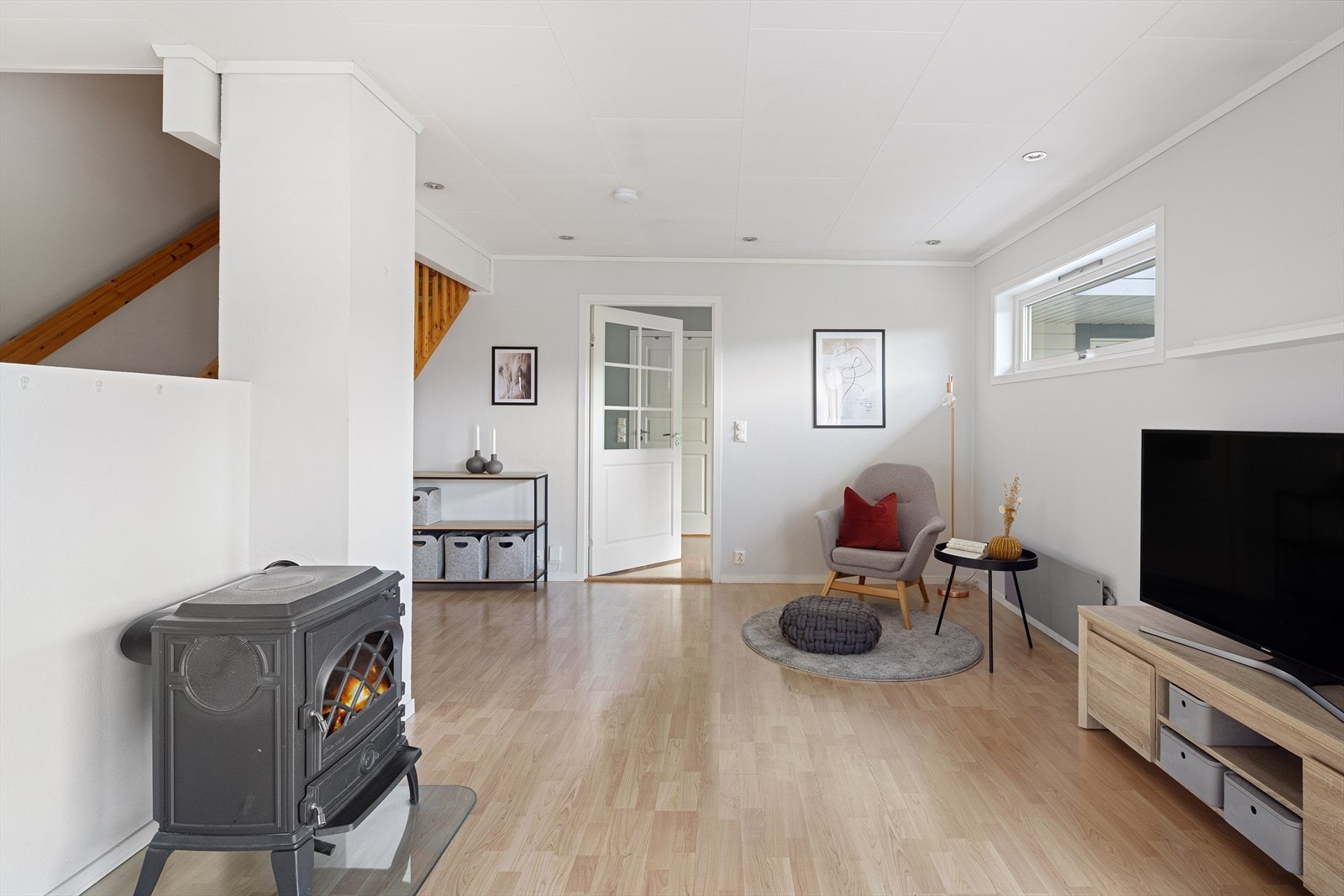 I stuen er det vedovn som sikrer at man holder varmen på kalde vinterkvelder. Det er også installert varmepumpe. Galleribilde