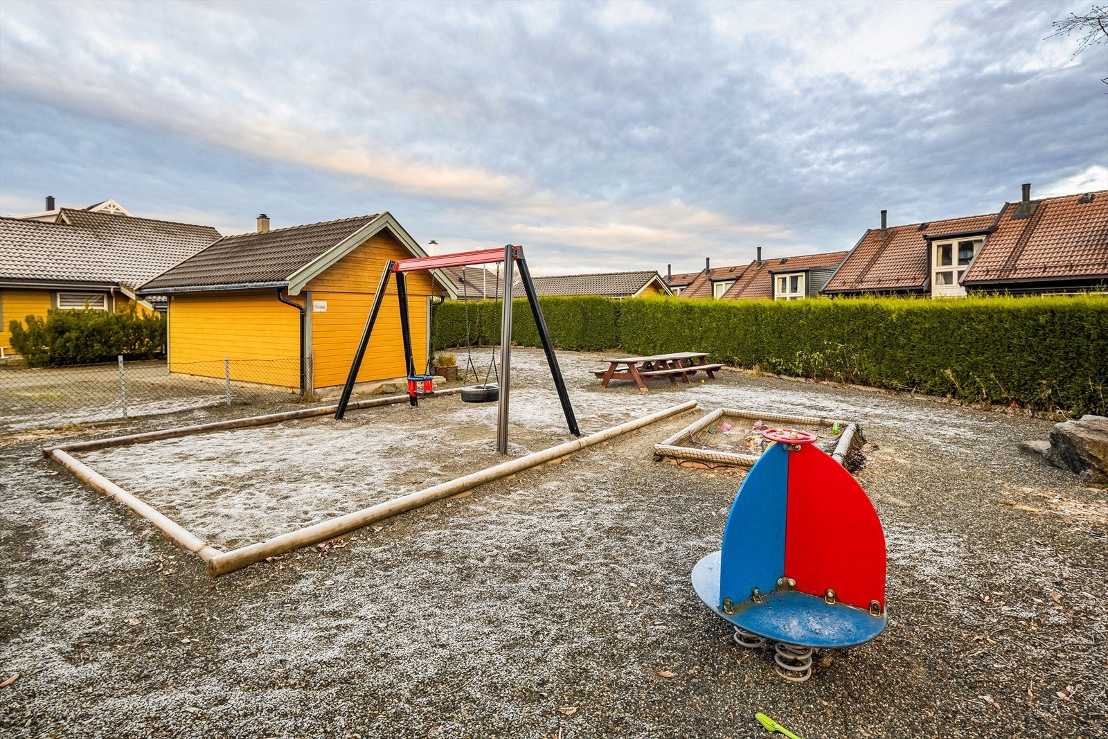 Nabolaget er særdeles hyggelig med flotte fellesarealer og lekeplass for de minste. Galleribilde