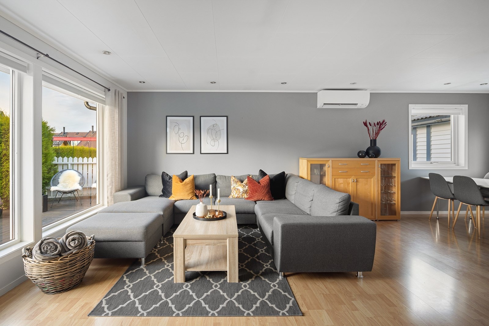 Boligens oppholdsrom består av en åpen stue- og kjøkkenløsning. Galleribilde