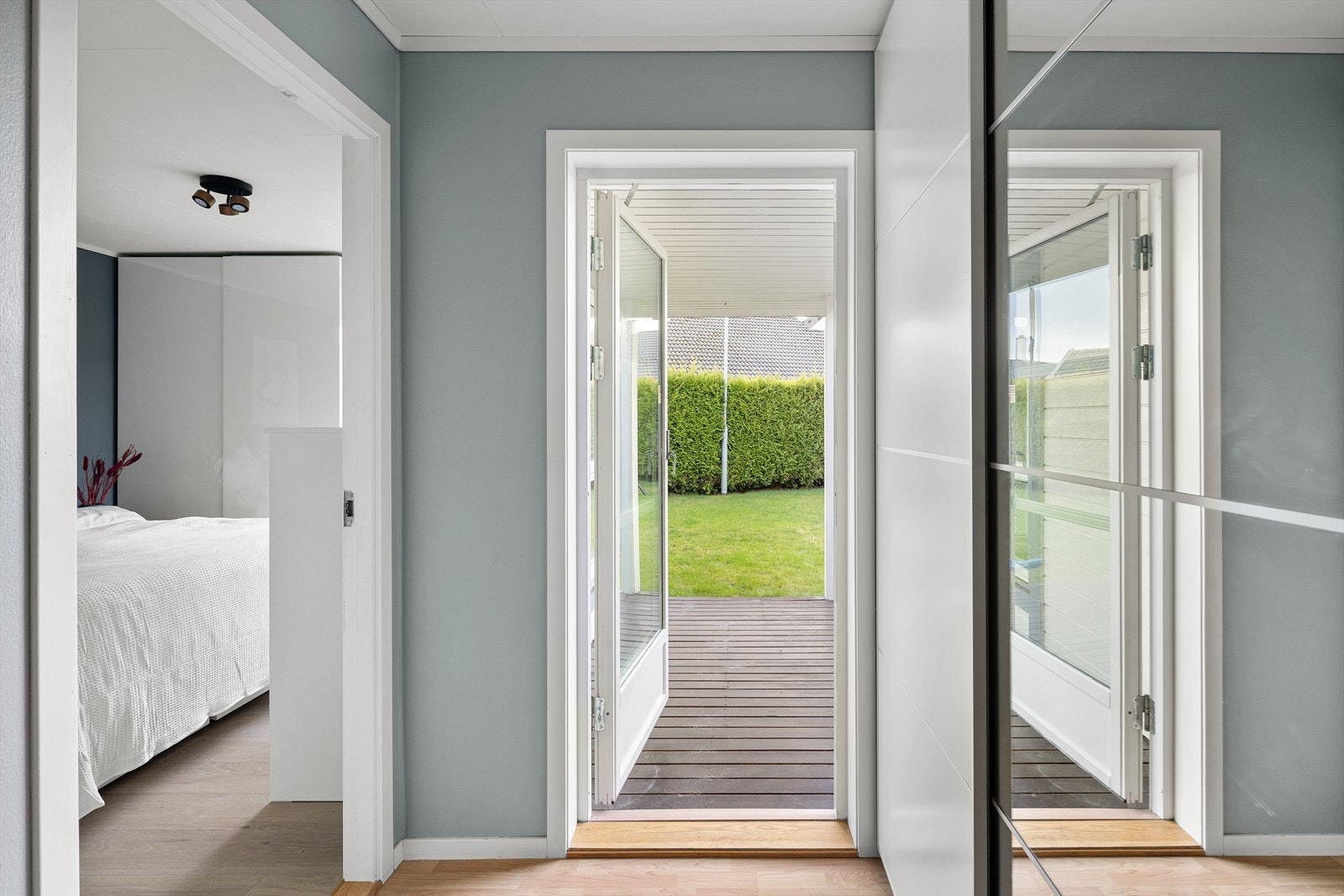 Gang med god garderobeplass, samt terrassedør til hage. Galleribilde