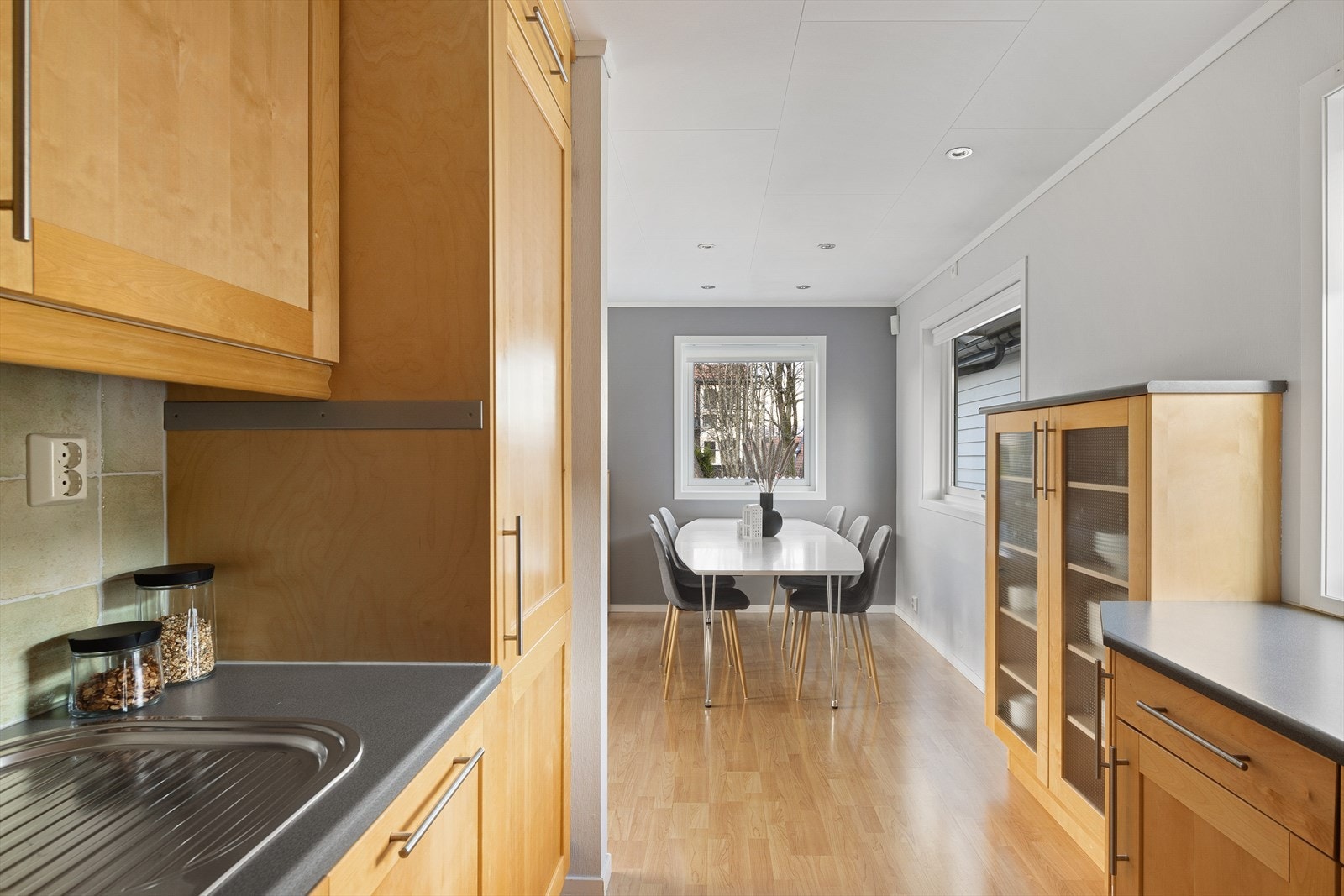 Hvitevarene er integrert og medfølger handelen. Galleribilde