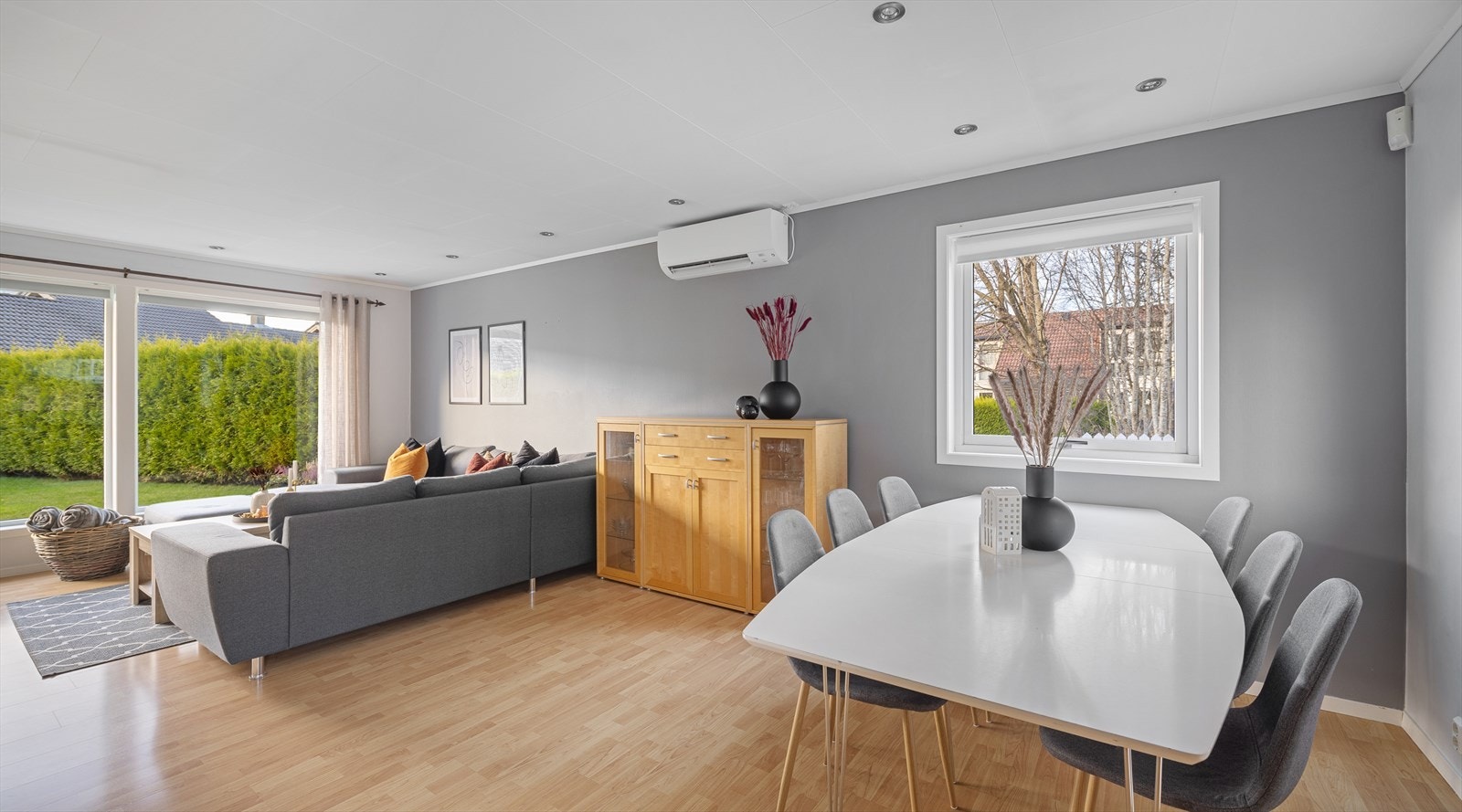 Store vindusflater sørger for godt med dagslys og hjelper til med å gjøre dette til et trivelig oppholdsrom. Galleribilde