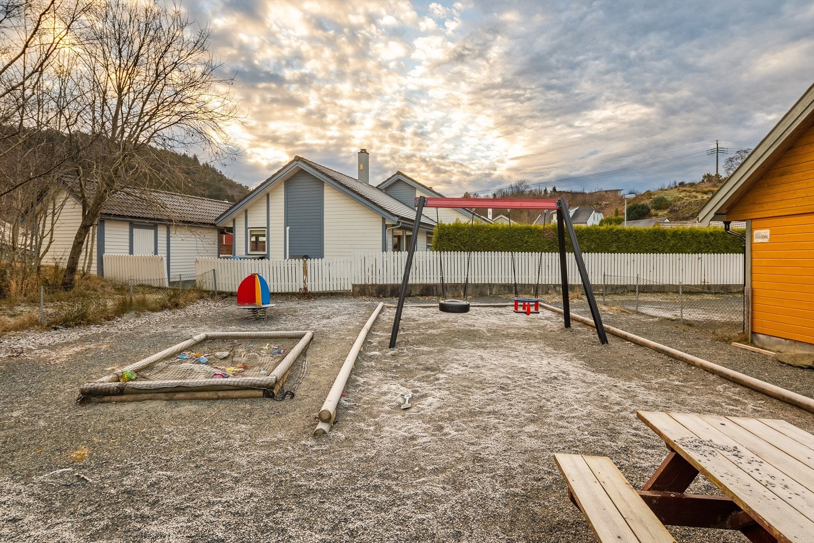 Nabolaget er særdeles hyggelig med flotte fellesarealer og lekeplass for de minste. Galleribilde