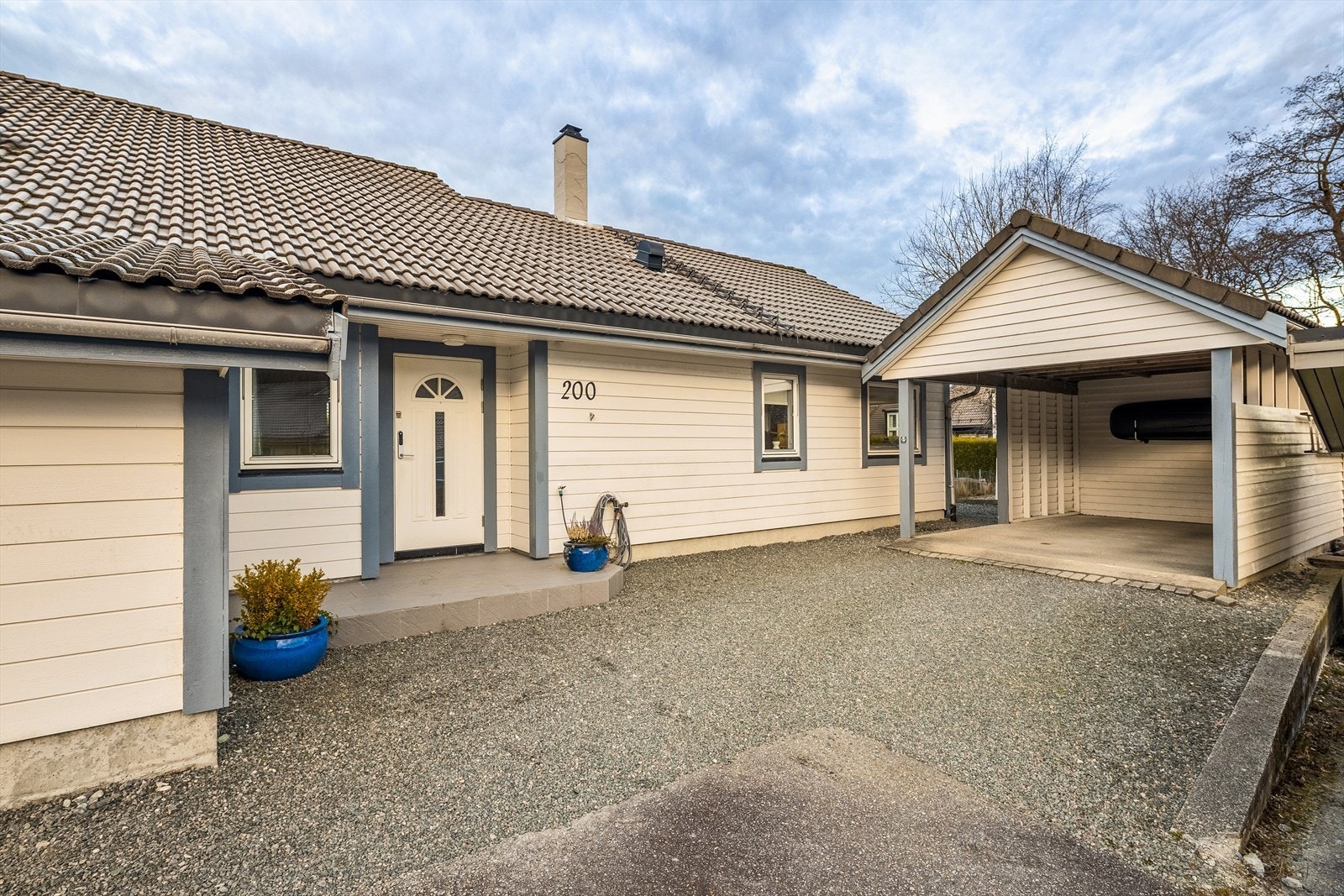 God plass til parkering på egen tomt og i carport. Galleribilde