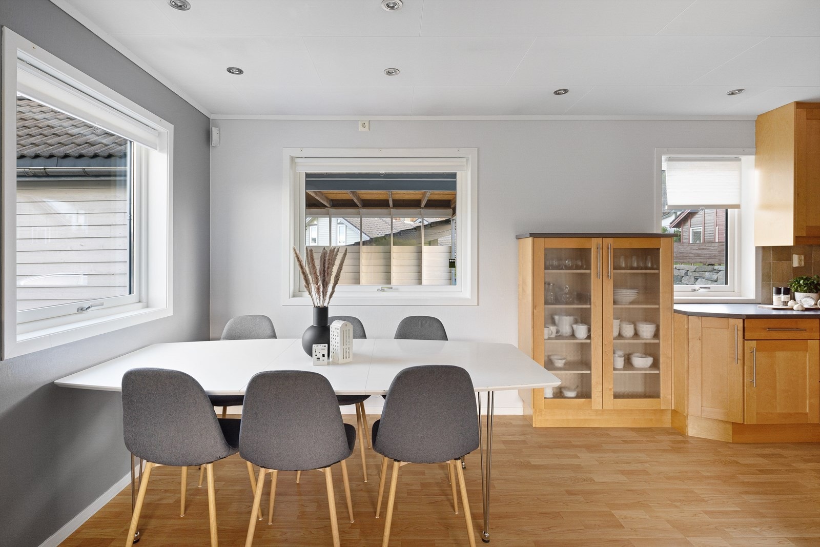 Stuedelen flyter fint sammen med kjøkkenet og gjør dette til et sosialt samlingsrom for familien. Galleribilde