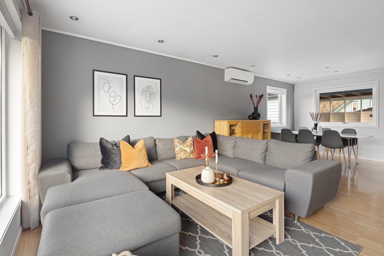 Det er god plass til stor sofagruppe og spiseavdeling. Galleribilde