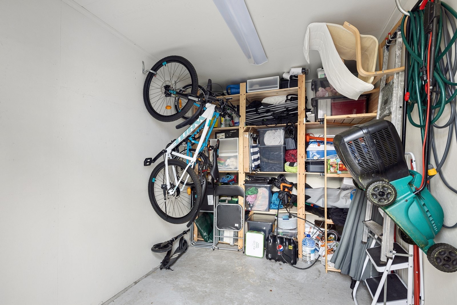 Stor og praktisk sportsbod i tilknytning til carport. Galleribilde