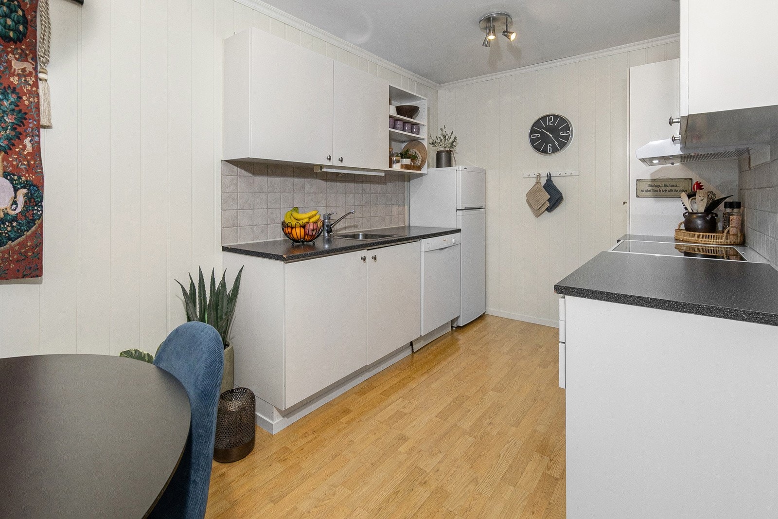 Opprinnelig malt kjøkkeninnredning med fliser over benk Galleribilde