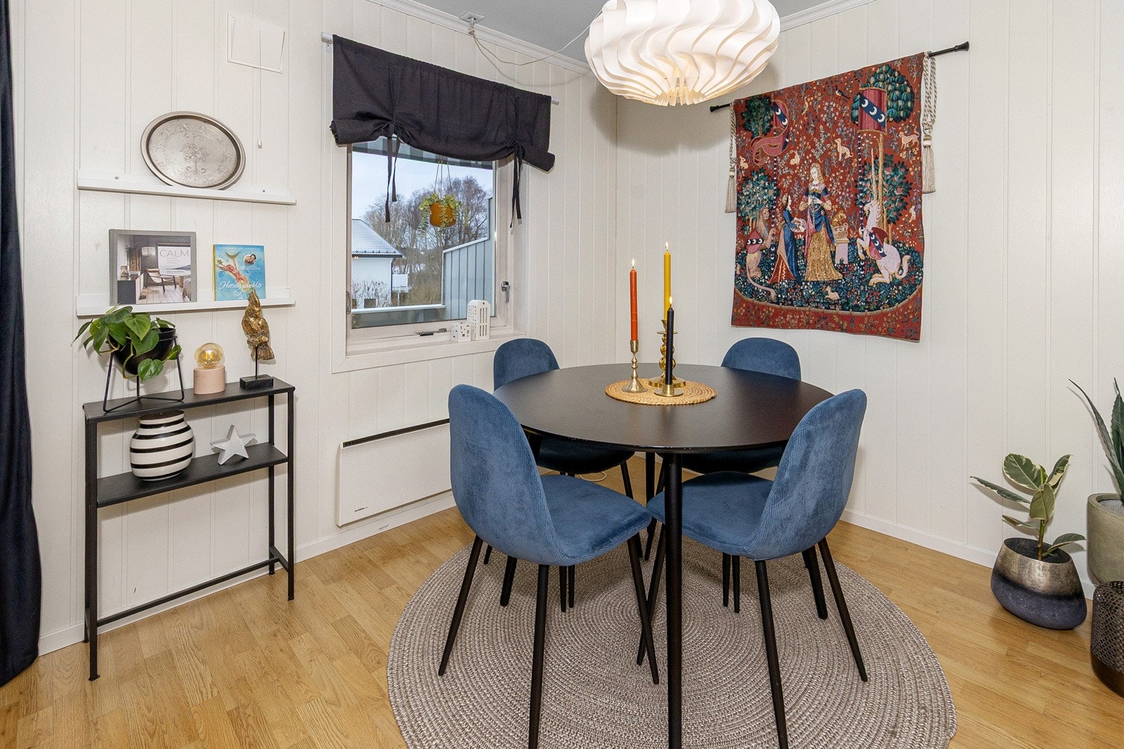 God plass for spisebord i overgangen mellom stue og kjøkken Galleribilde