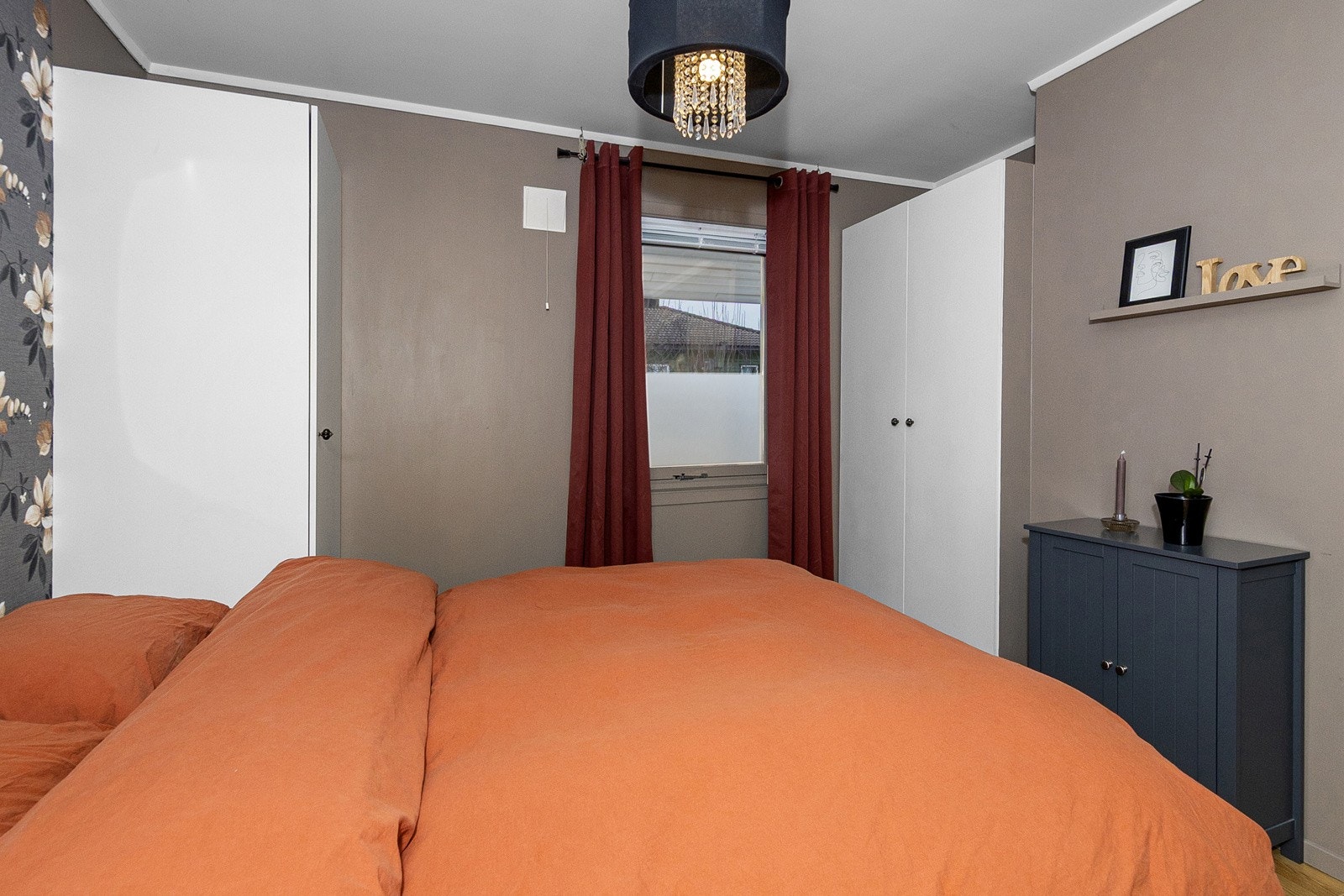 Fra soverommet er det adkomst til innvendig bod/garderobe og stableloft Galleribilde