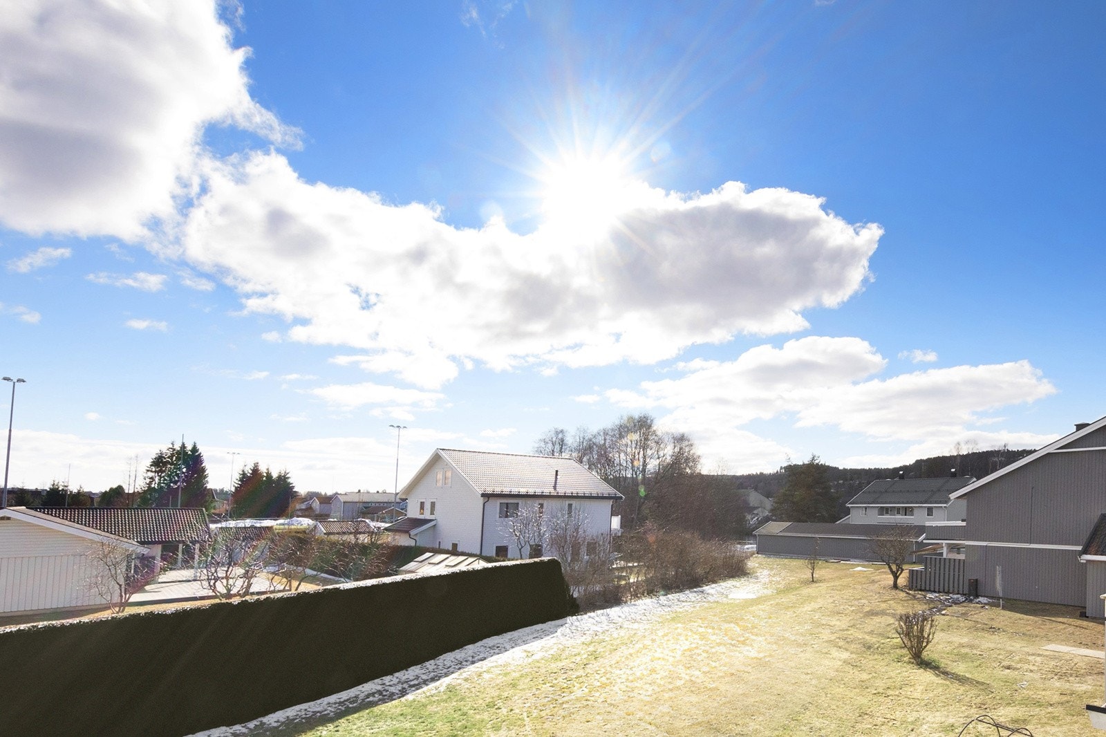 Utsikt fra balkongen mot felles grøntområder Galleribilde