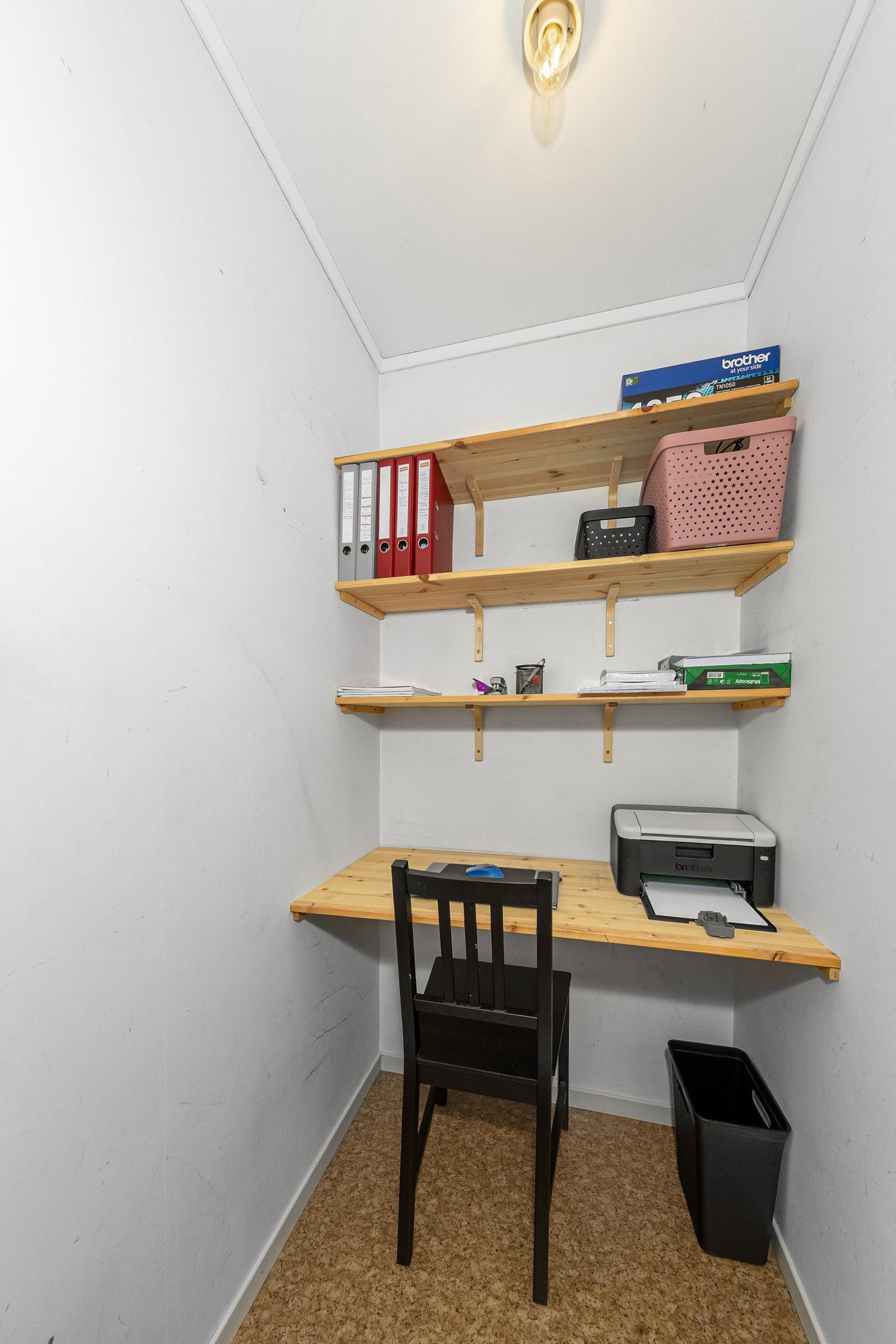 Innvendig bod er innredet som et praktisk lite kontor Galleribilde