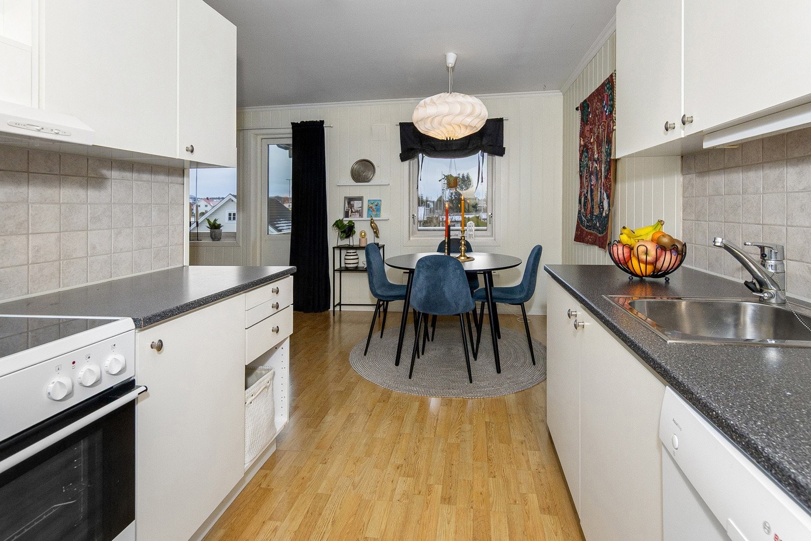 Komfyr, oppvaskmaskin og kjøl/frys medfølger Galleribilde