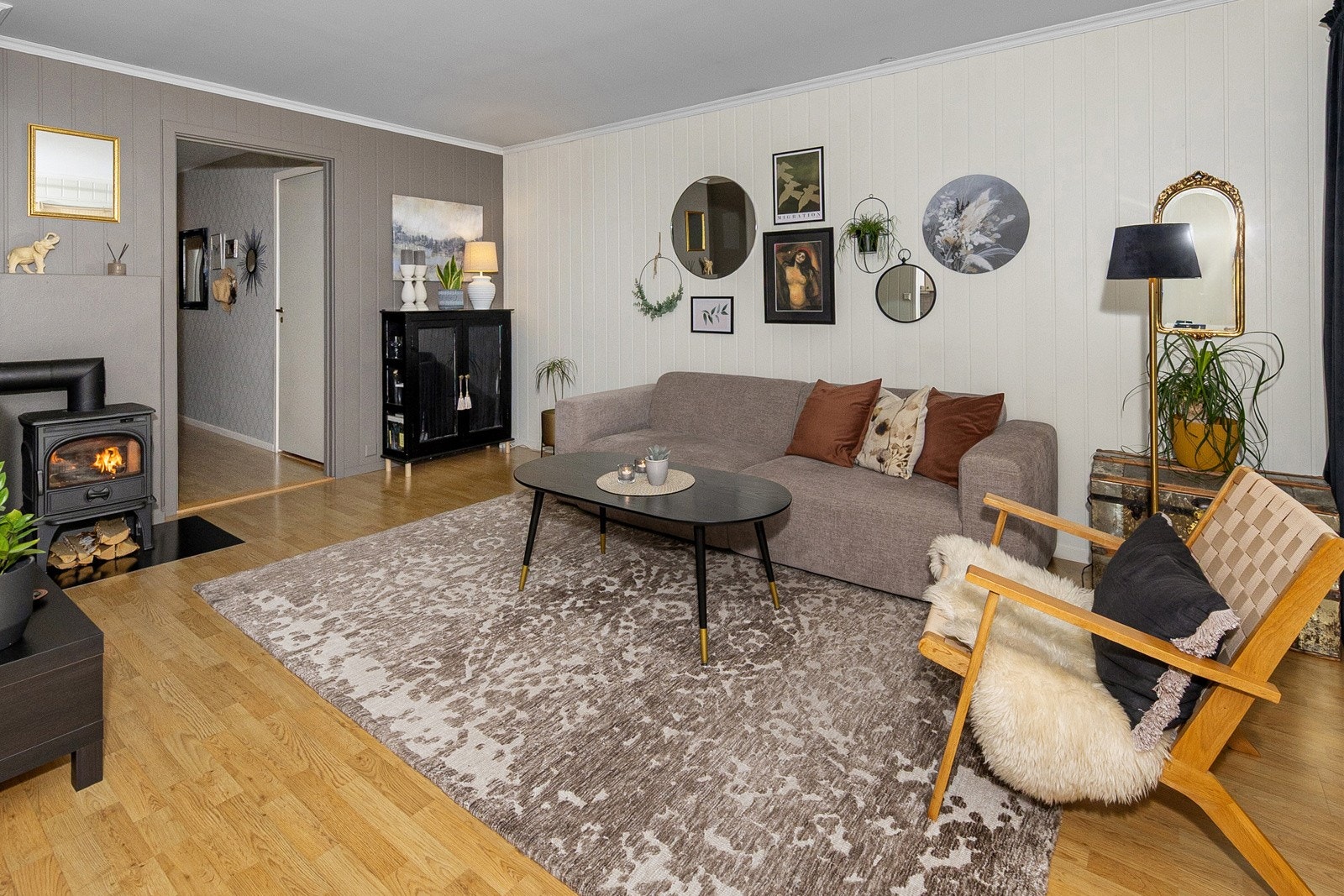 Nyere vedovn som gir en lun og behagelig varme på kjølige dager Galleribilde