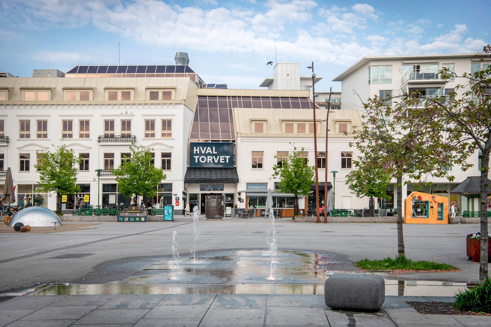 Kort spasertur til Hvaltorvet kjøpesenter med alt man trenger av butikker og servicetilbud Galleribilde