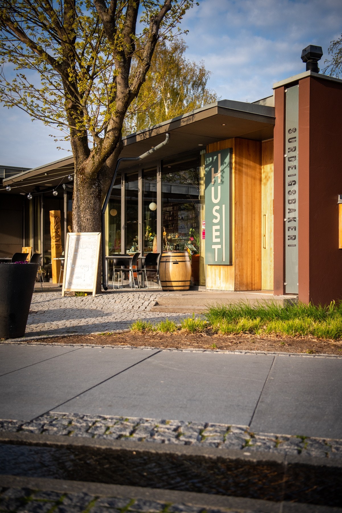Restaurant og utestedet Huset ligger rett nedenfor Hvaltorvet Galleribilde