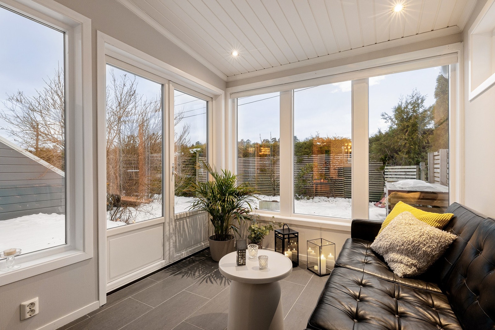 Usjenert hagestue i rolige og barnevennlige omgivelser, med vestvendt terrasse og hage Galleribilde