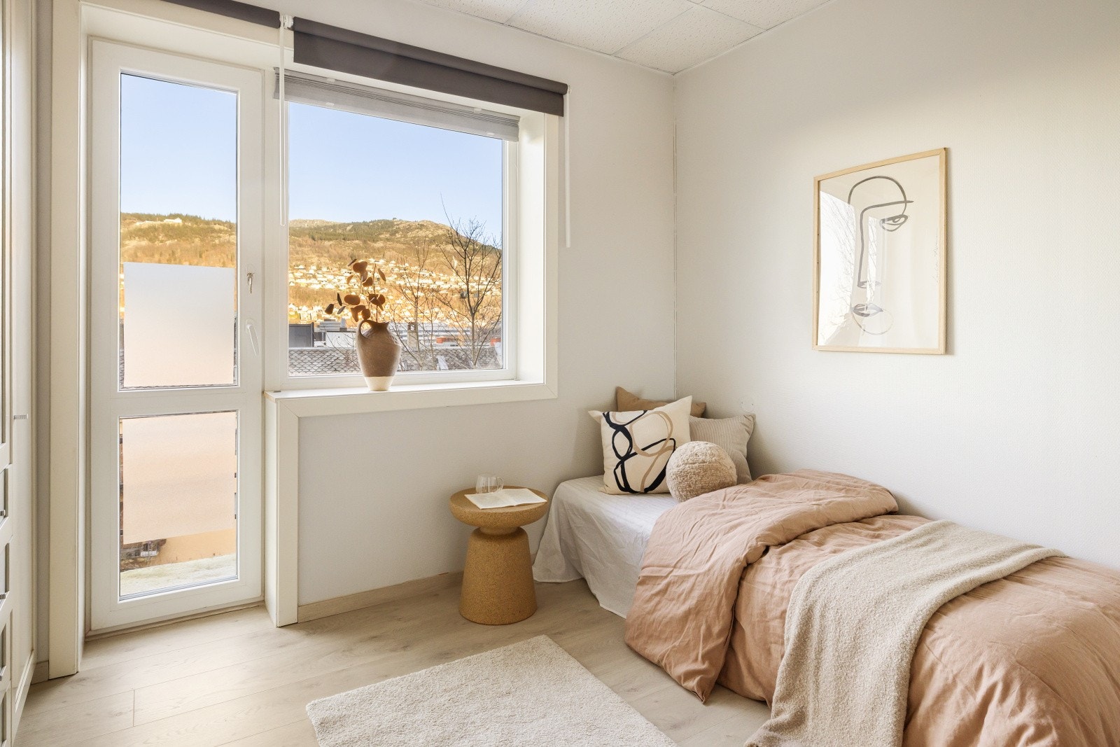 Det er to romslige soverom på over 10 kvm. Galleribilde