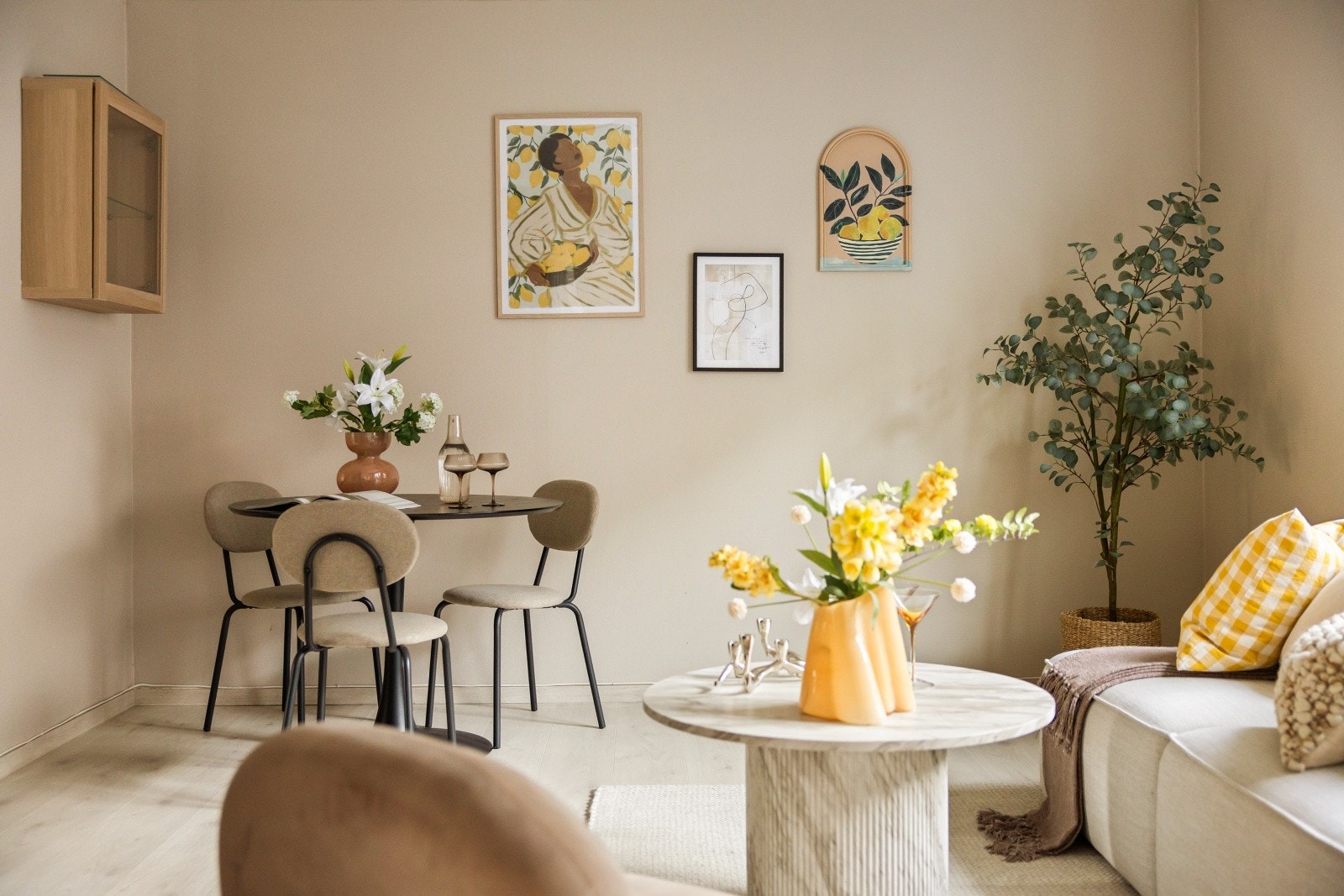 Det er plass til både sofakrok og spisebord i stuen. Galleribilde