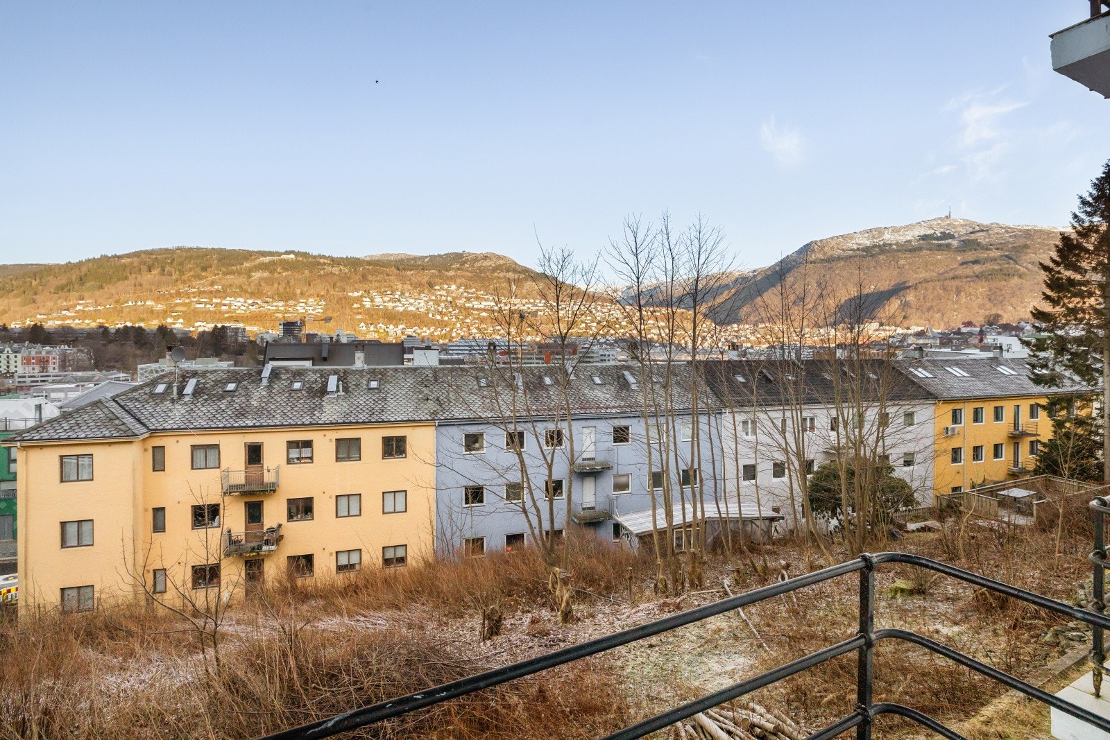 Fra balkongen har du vidstrakt utsikt mot nærområdet, Ulriken og Fløyen. Galleribilde