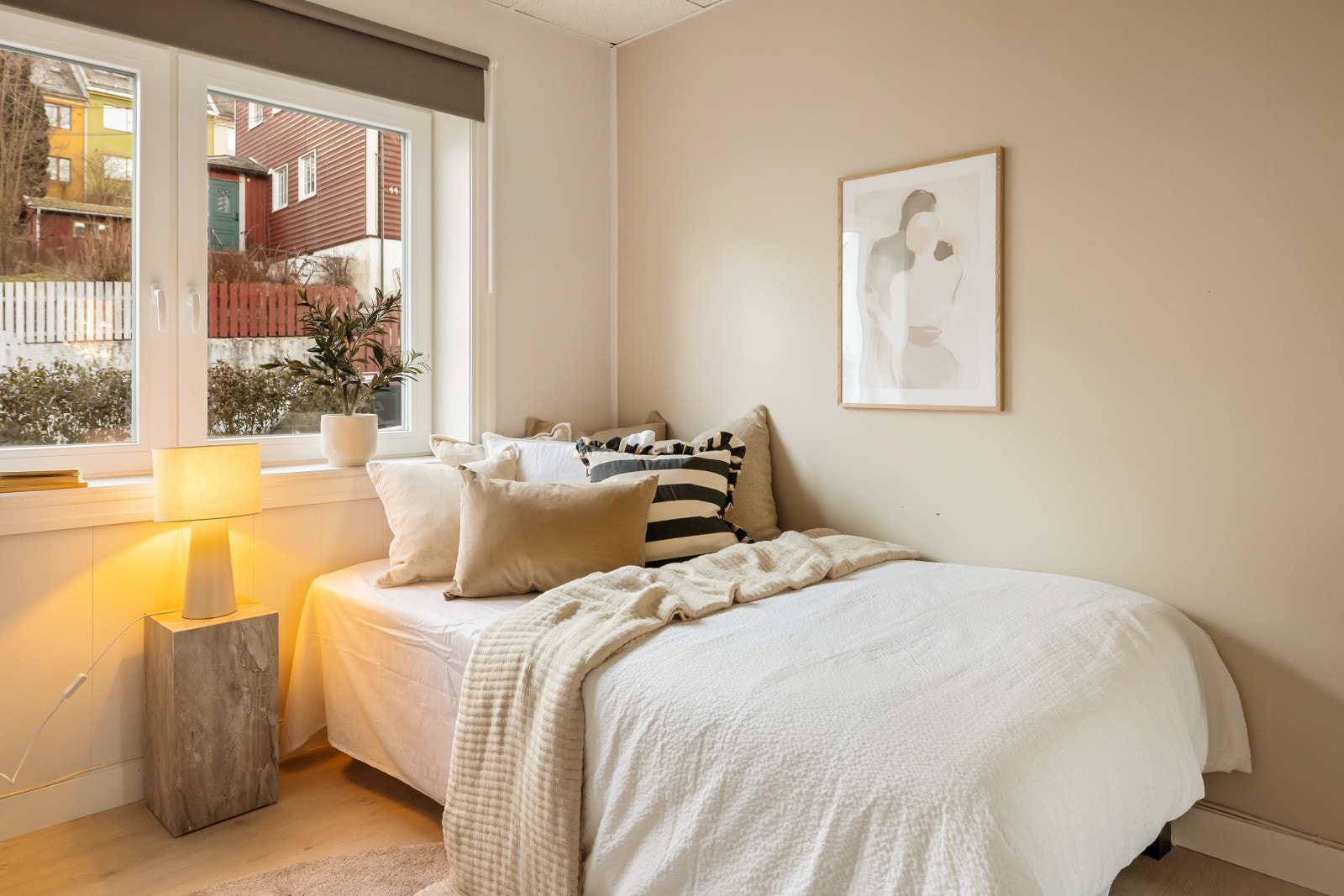 God plass til både dobbeltseng og garderobeskap. Galleribilde