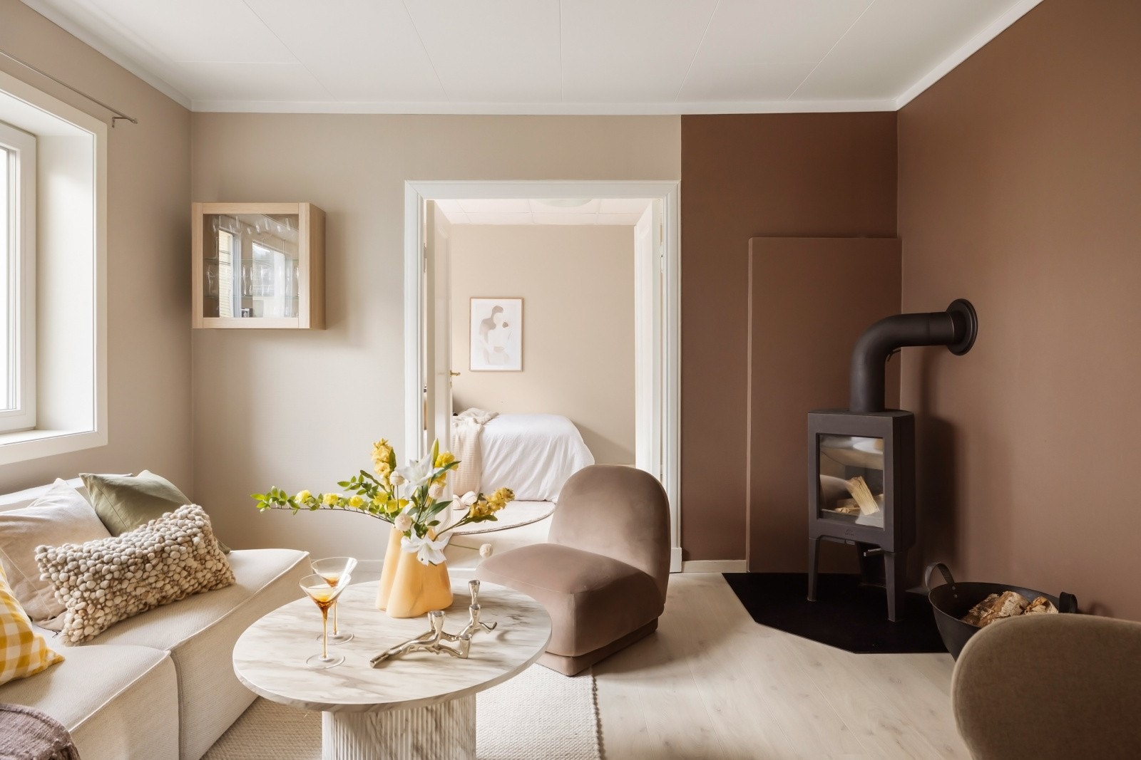 Leiligheten presenteres med en lys stue malt i en moderne fargepalett. Galleribilde