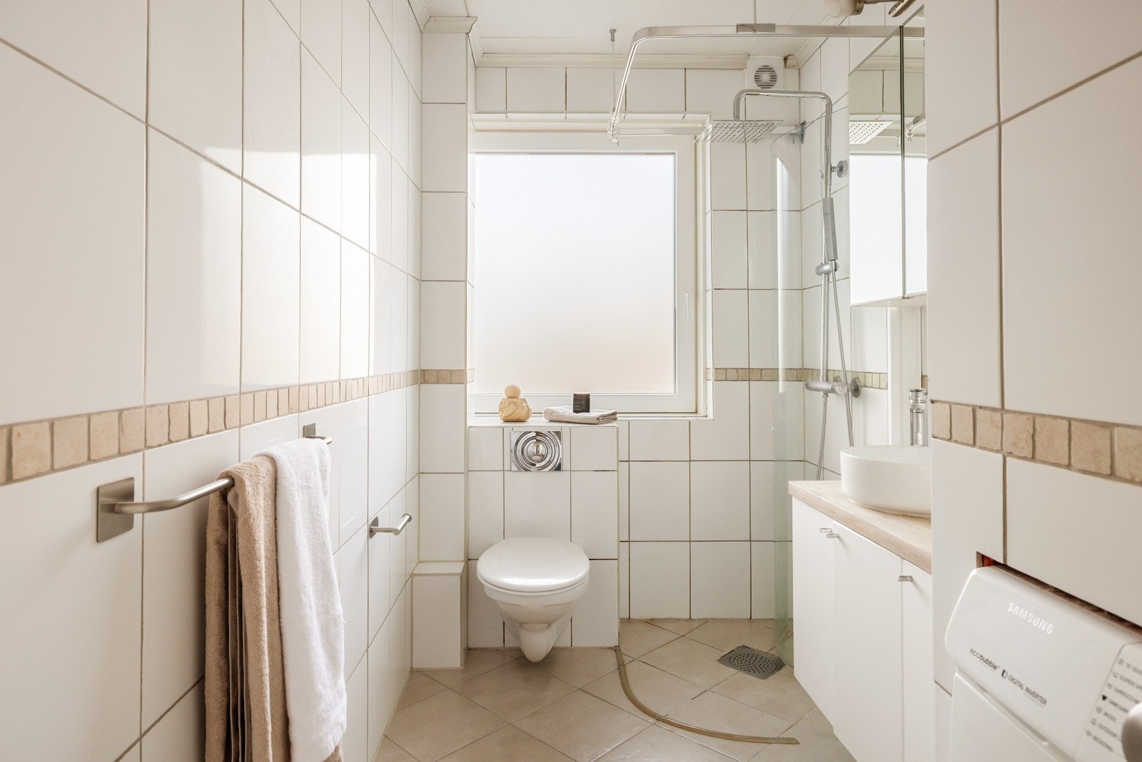 Lyst og helfliset baderom som ble pusset opp i 2005. Galleribilde