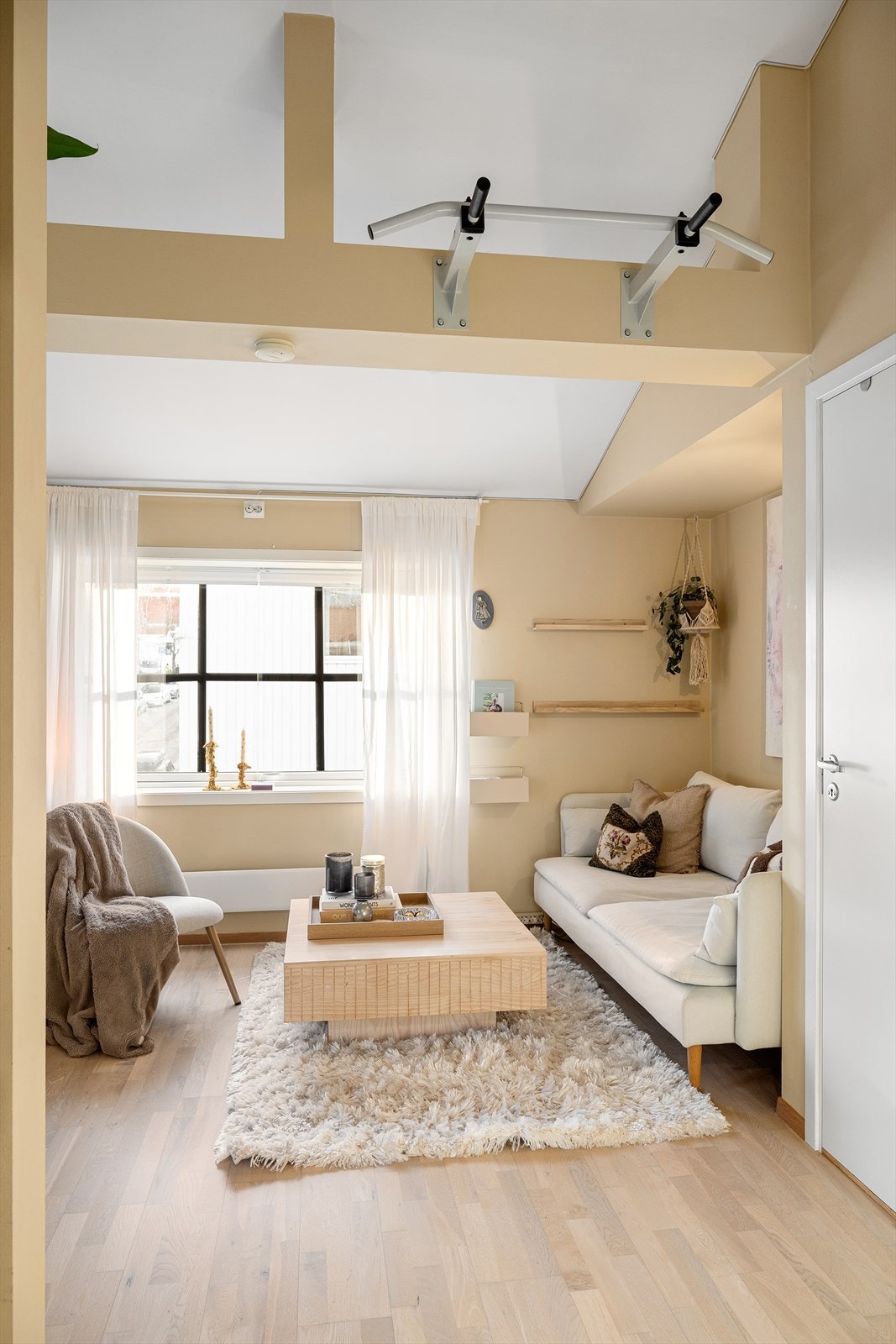 God takhøyde i stue gir leiligheten særpreg. Galleribilde