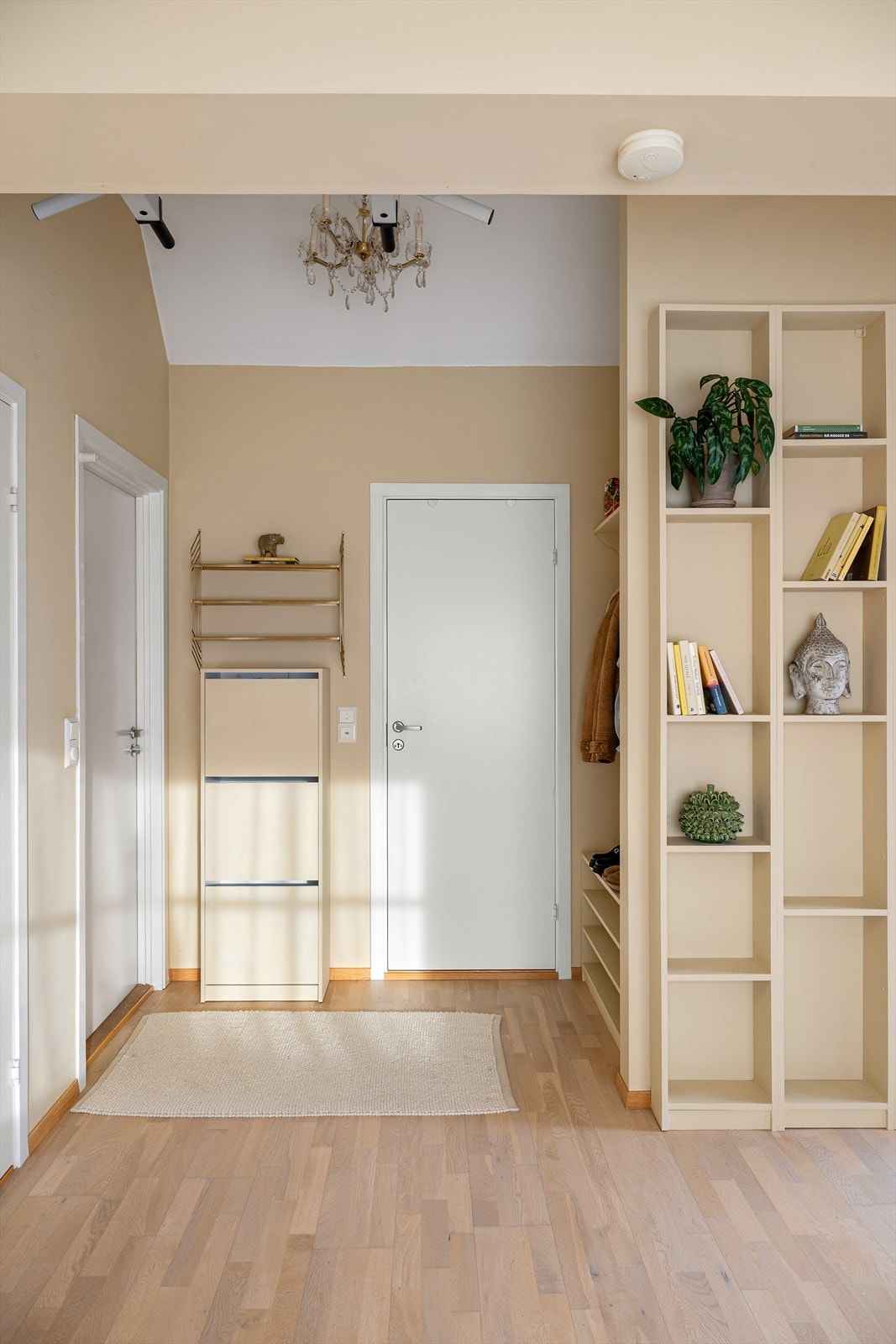 Leiligheten ligger i toppen av bygget og har praktisk planløsning samt gode lagringsmuligheter. Galleribilde