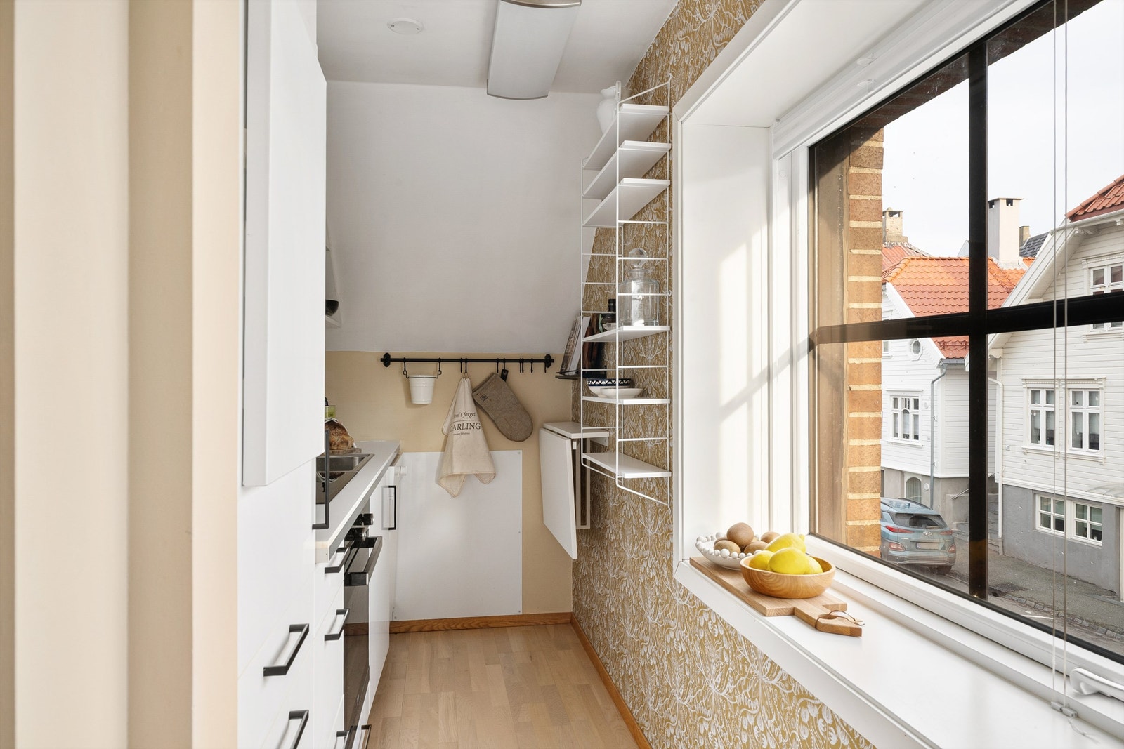 På kjøkken har man også stort vindu som gir gode lysforhold. Alle vinduer i leiligheten ble byttet i 2023. Galleribilde