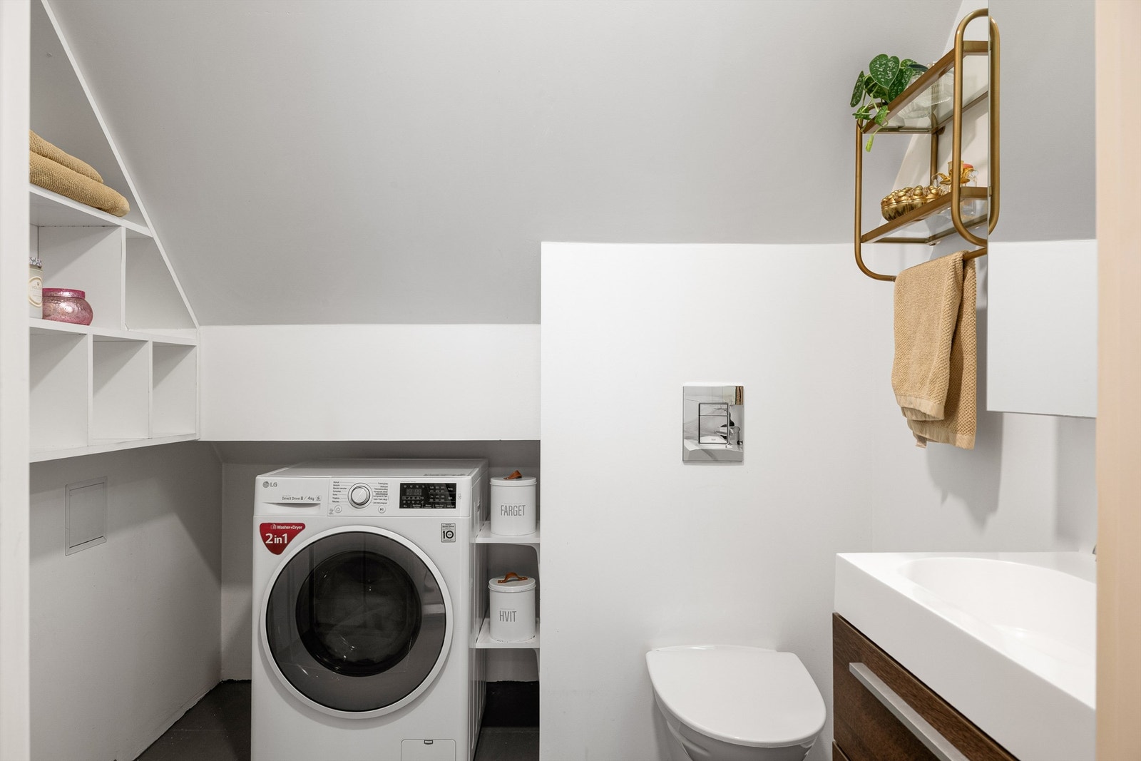 Moderne baderom med vegghengt wc, god innredning, dusjhjørne samt opplegg for vaskemaskin. Galleribilde