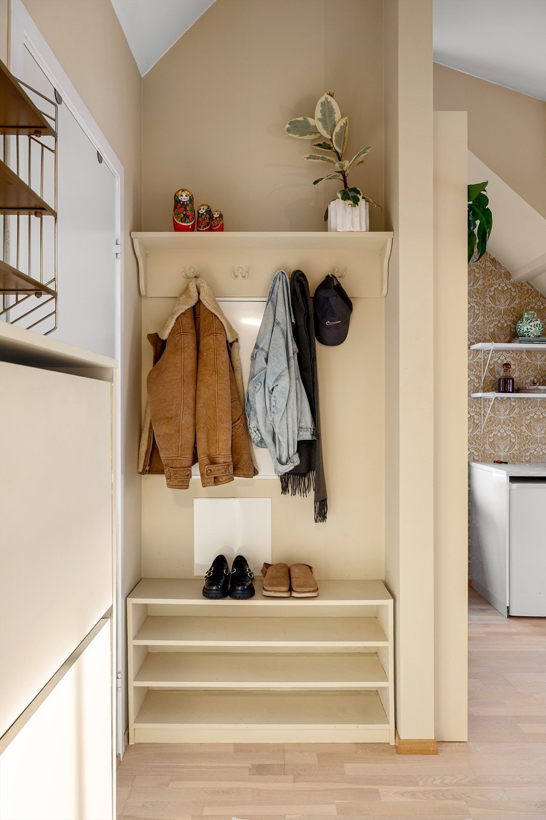 Gang med plass til å henge fra seg yttertøy. Galleribilde