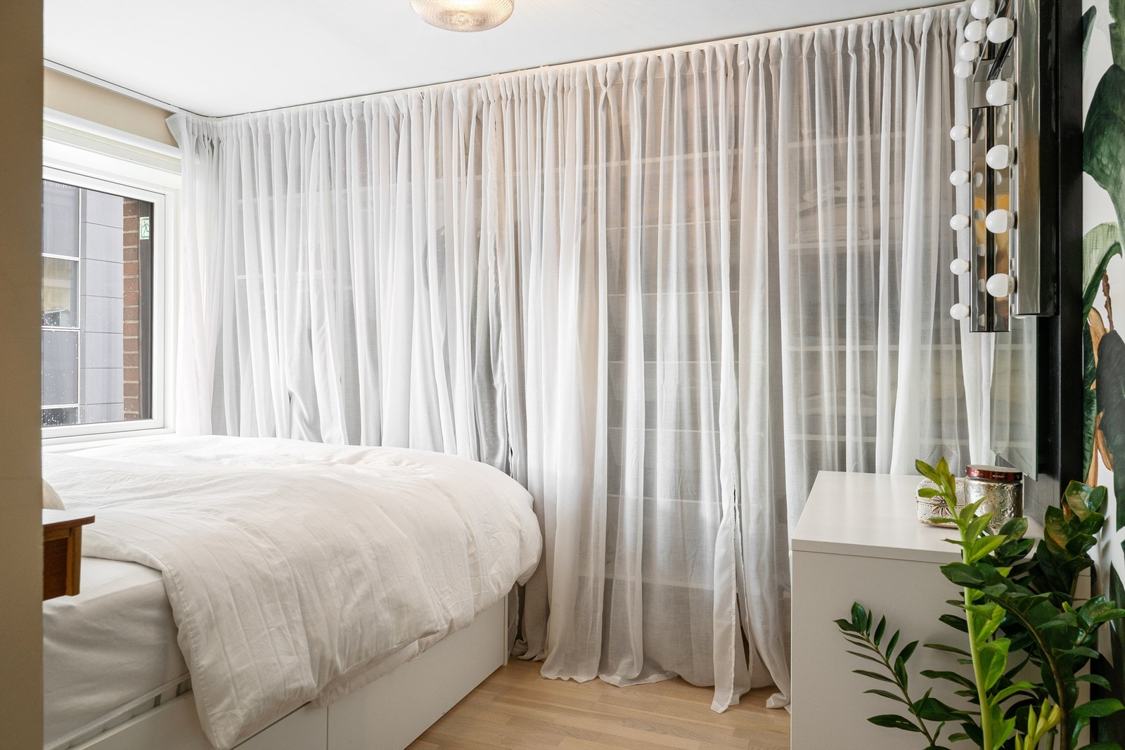 Romslig soverom hvor man har god garderobe samt tilgang til stor lagringshems. Galleribilde