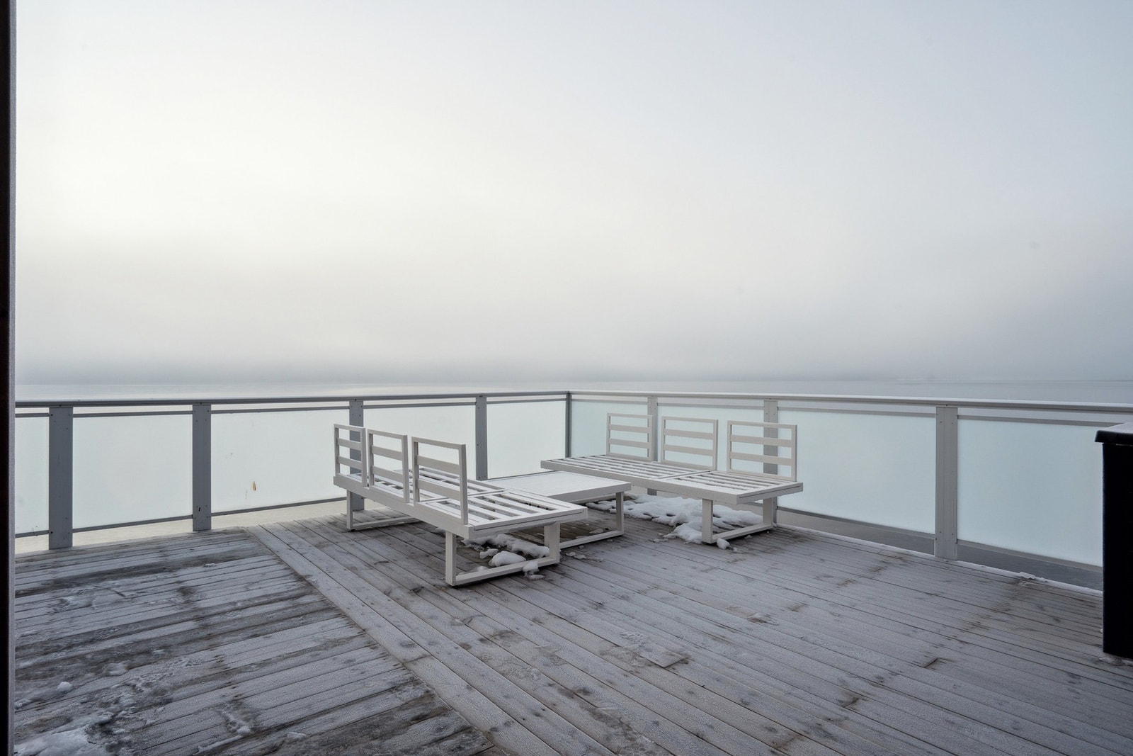 Terrasse/veranda helt nede i sjøkanten. Galleribilde