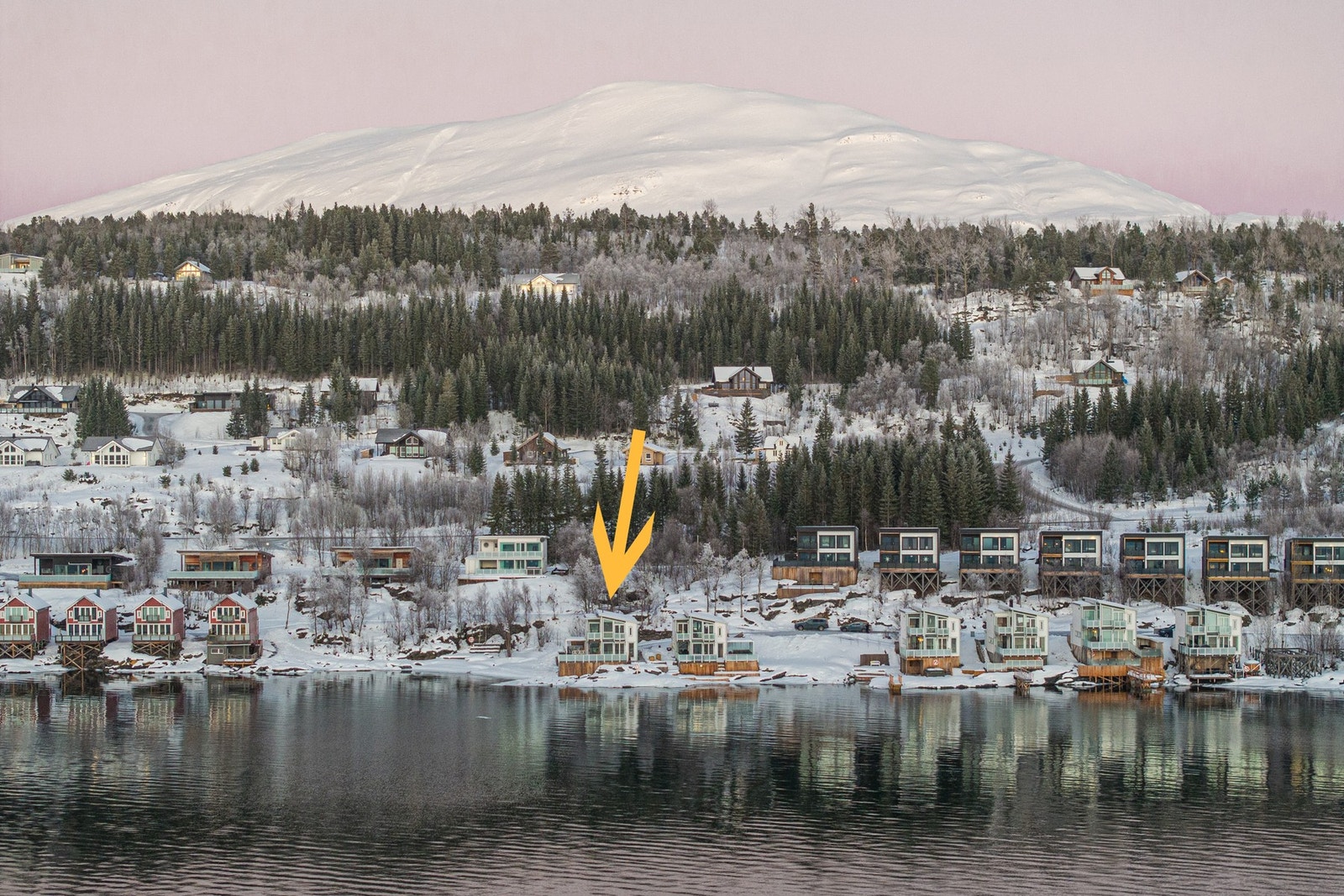 Rorbua ligger idyllisk til ved sjøkanten. Galleribilde