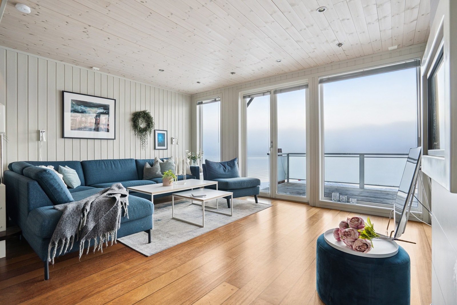 Stuen har store vinduer i front med panoramautsikt utover Malangen. Galleribilde