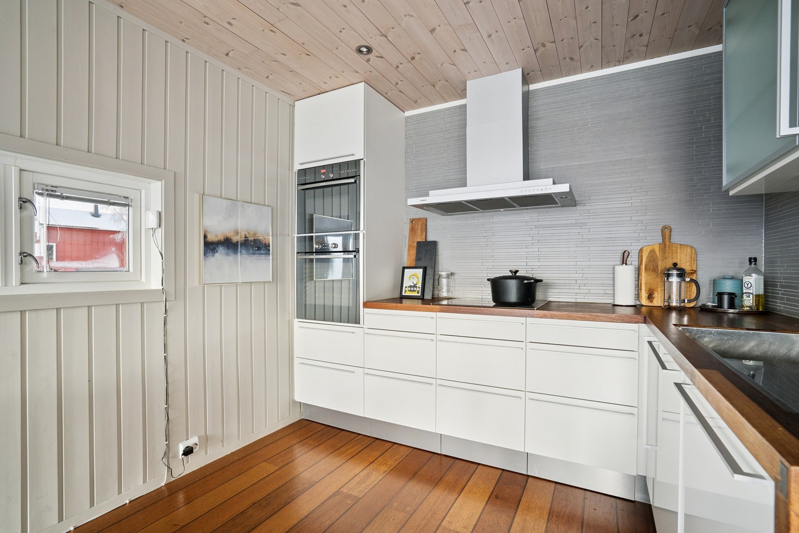 Kjøkkenet ligger i bakkant av stuen. Galleribilde