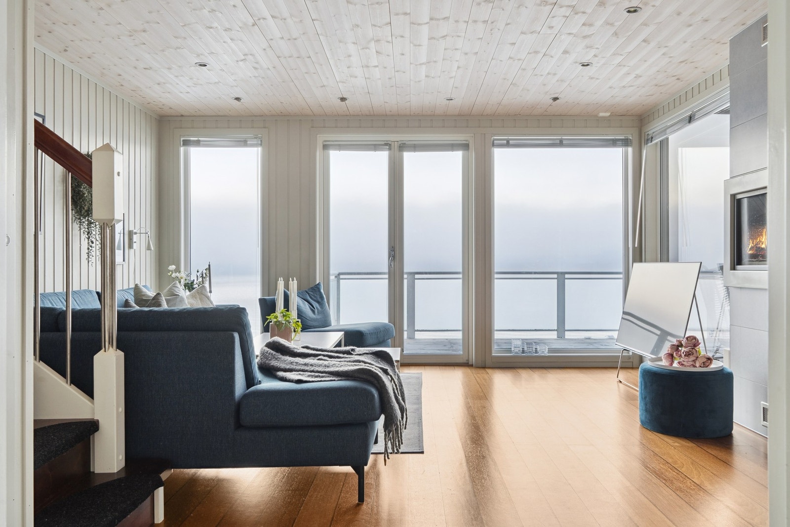 Stuen ligger i front av rorbua i 1 etg. Galleribilde