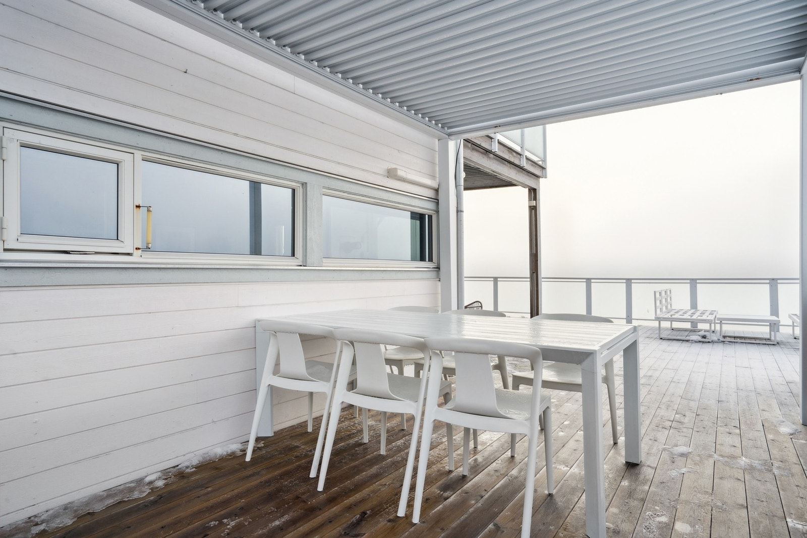 Terrasse/veranda hvor deler er under tak. Galleribilde