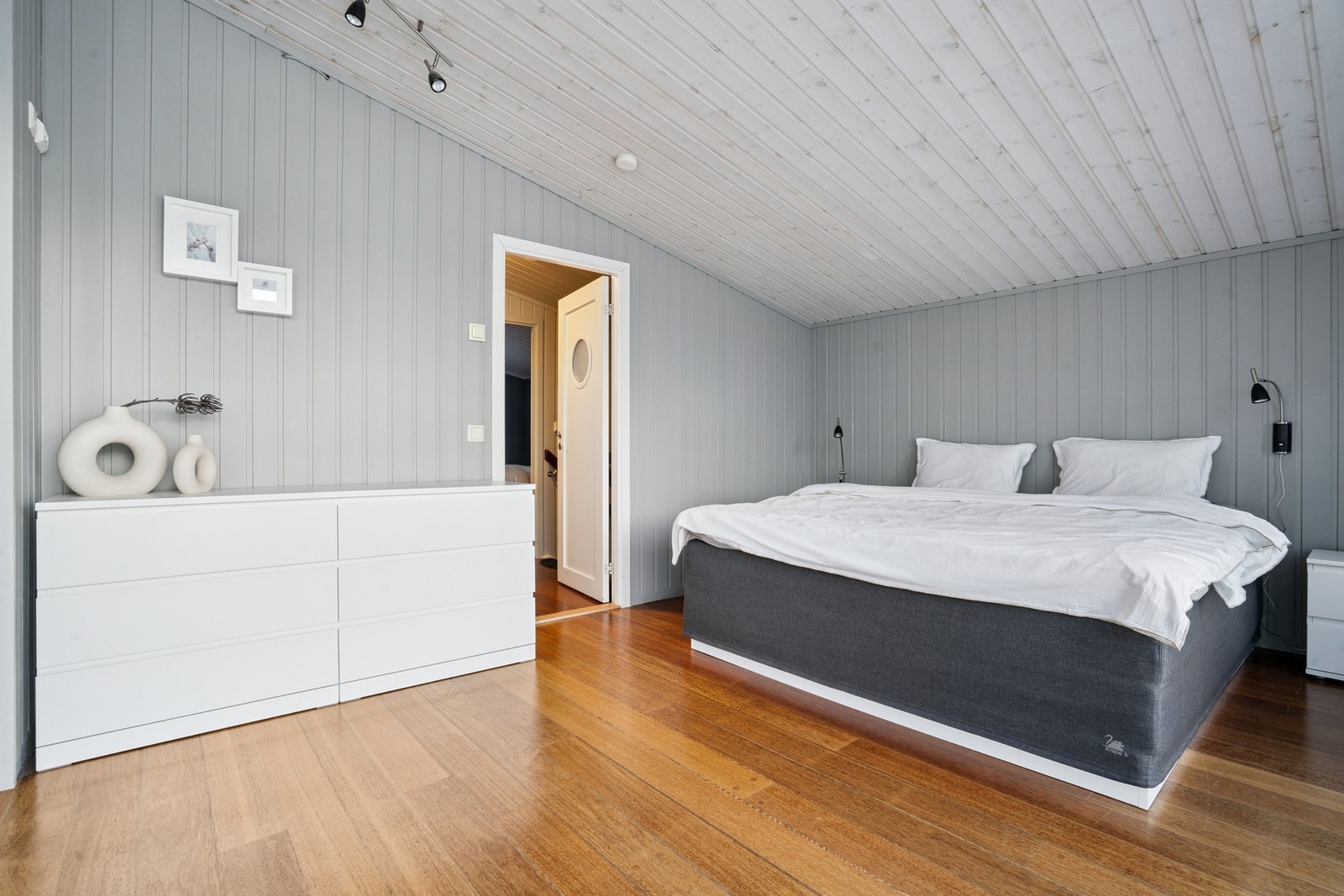 Rorbua har 3 soverom - hovedsoverom. Galleribilde