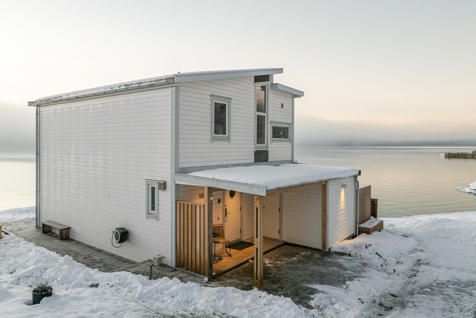 Rorbua ligger nydelig til helt nede ved vannkanten. Galleribilde