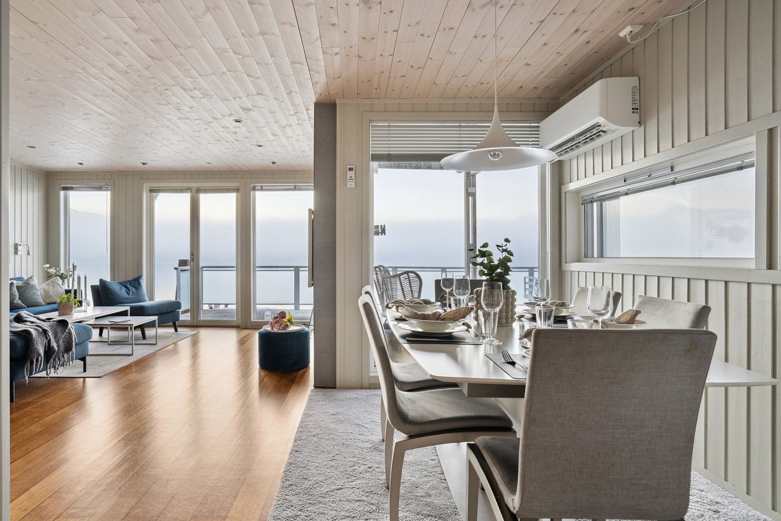 God plass til stort spisebord i stuen. Galleribilde