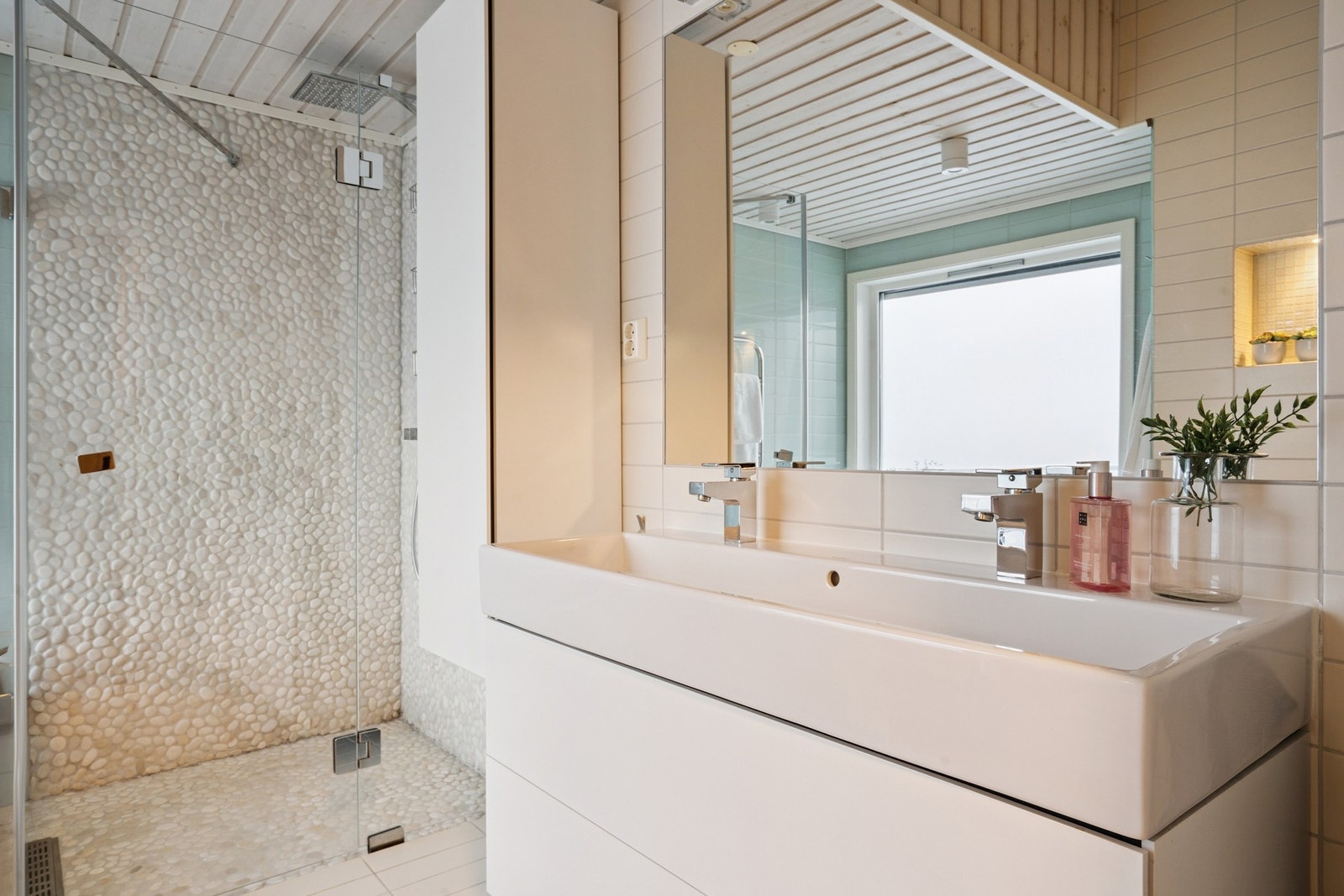 Flott bad med dusj og badekar. Galleribilde