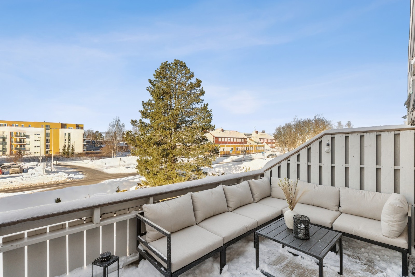 Beliggenheten har gangavstand til barneskole og barnehager, samt kort avstand til Jessheim sentrum med alle fasiliteter og off. kommunikasjon. Galleribilde