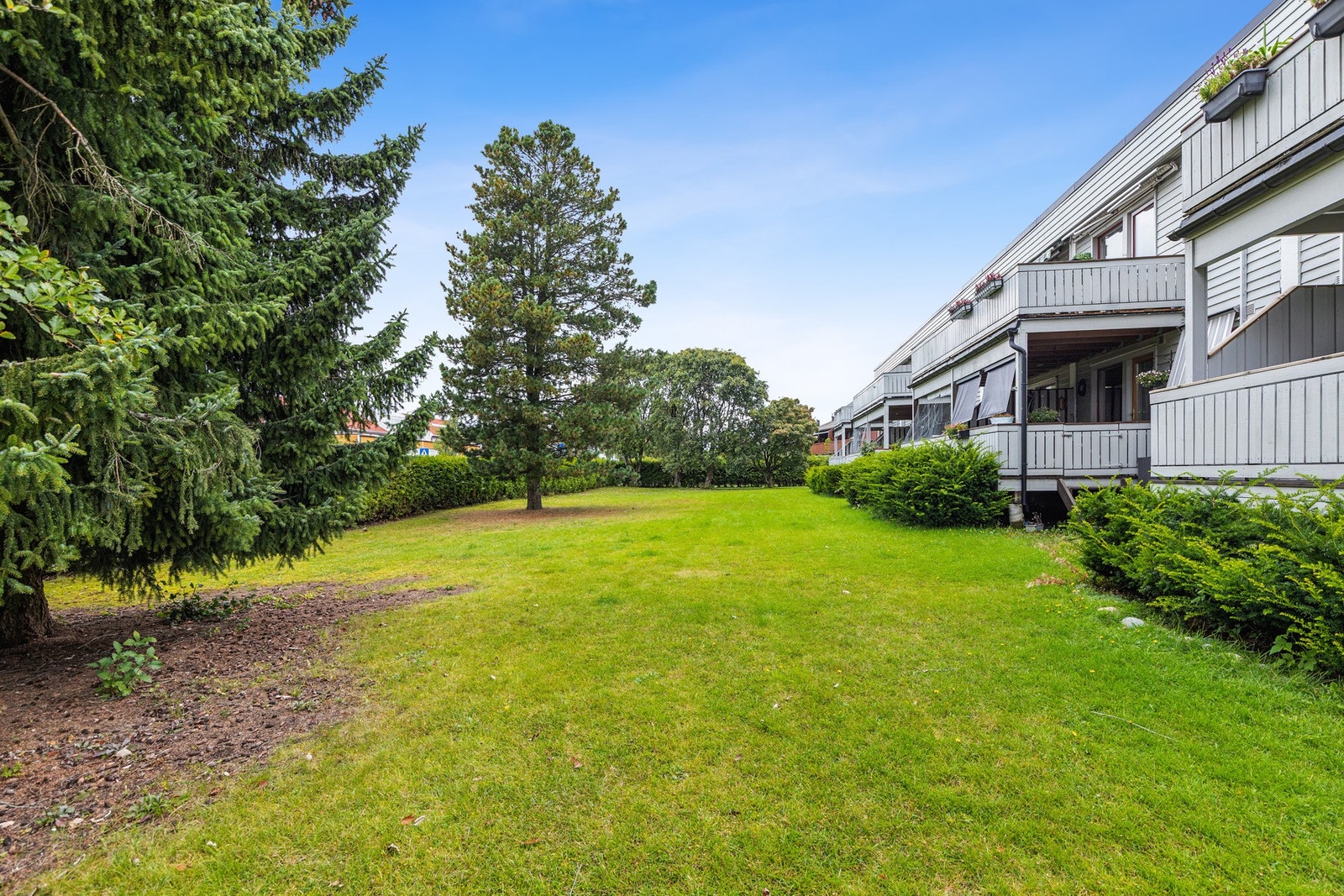 Utenfor leiligheten har du en flott felleshage som kan benyttes av beboerne. Her kan du nyte solrike dager og pent vær. Galleribilde