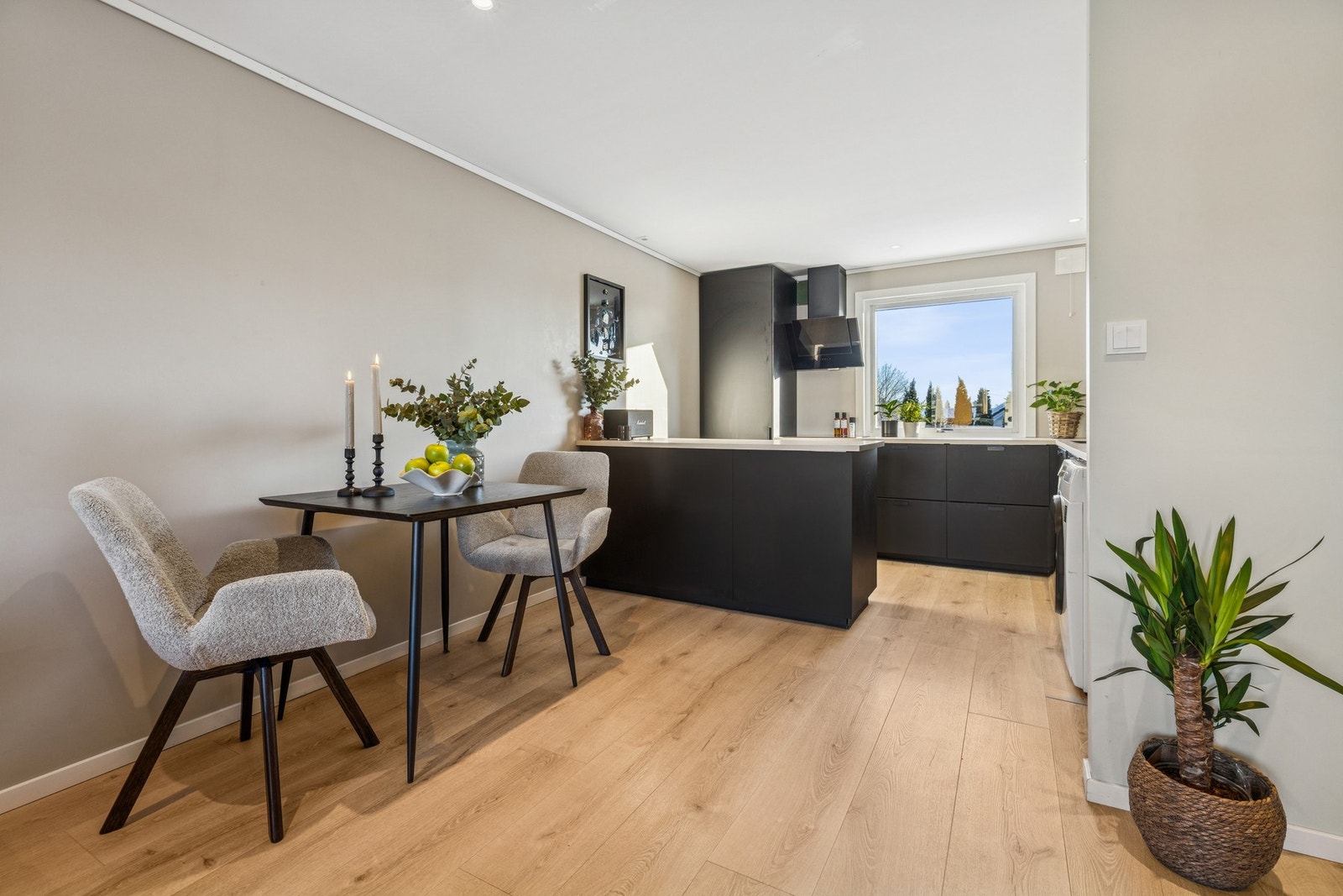 Mellom kjøkken og stue har du plass til spisebord og stoler. Her kan du nyte gode måltider med de du er glad i. Galleribilde