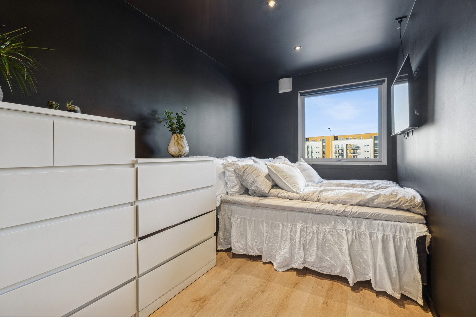 Soverom med plass til stor seng, nattbord og garderobeskap. Galleribilde